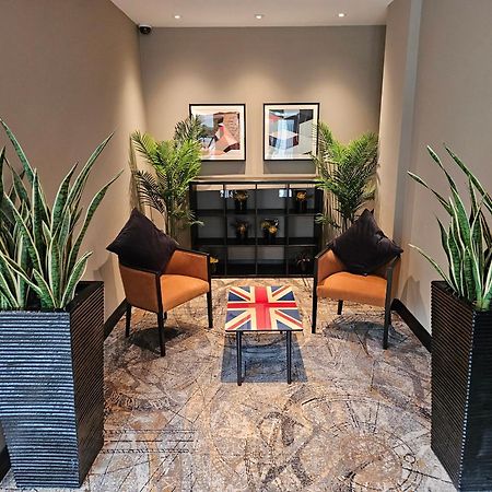 Doubletree By Hilton Woking Hotel Buitenkant foto