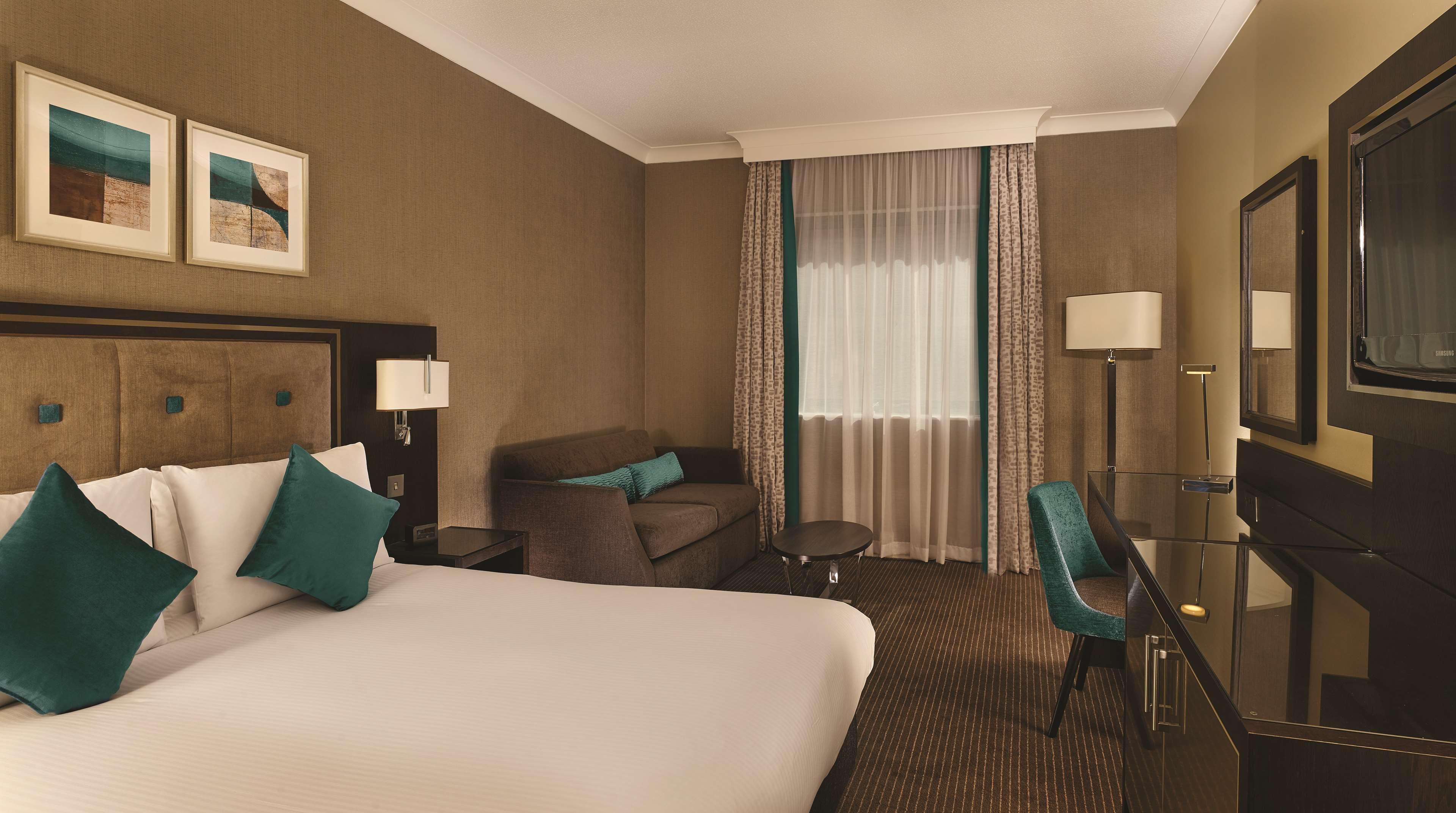 Doubletree By Hilton Woking Hotel Buitenkant foto