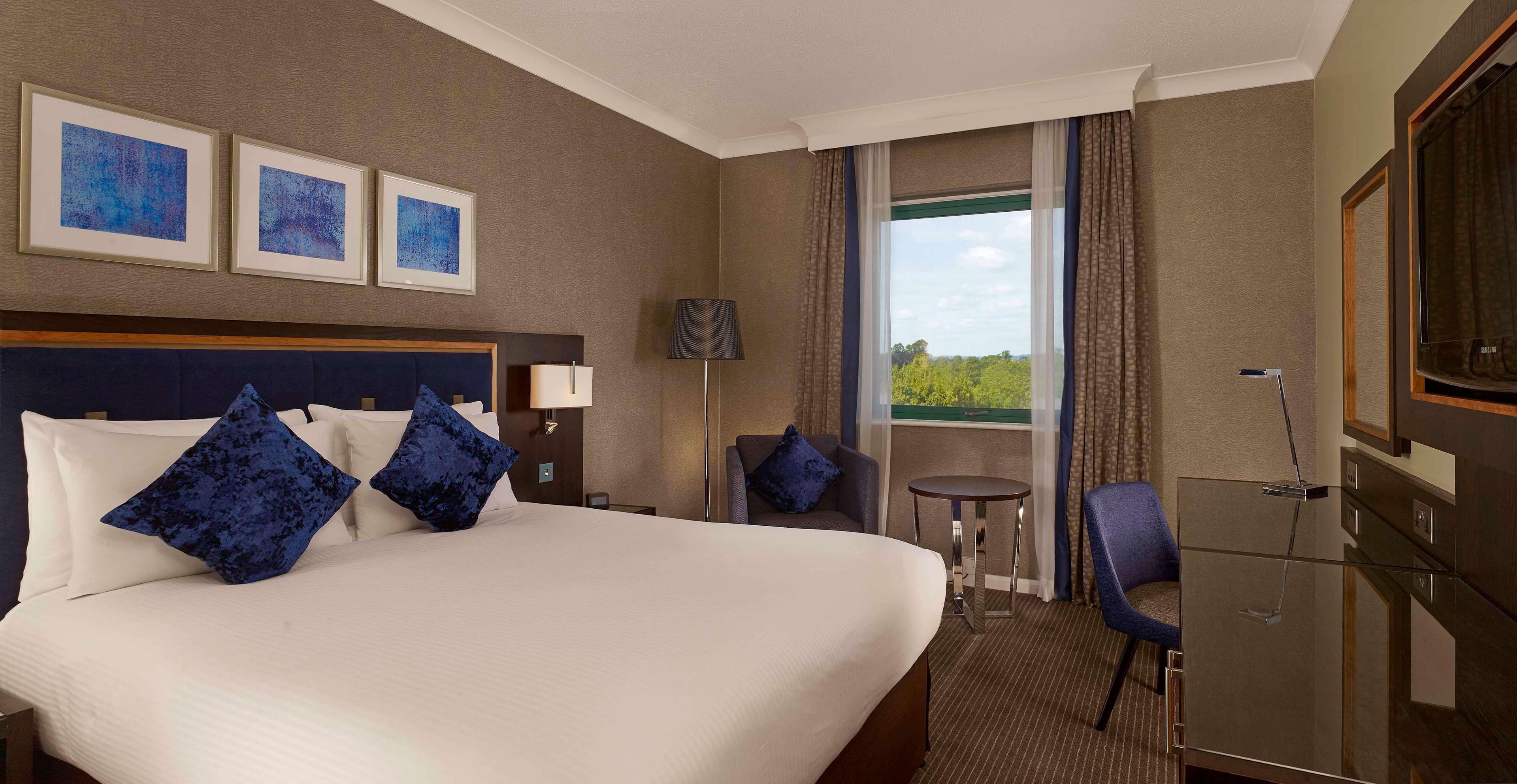 Doubletree By Hilton Woking Hotel Buitenkant foto