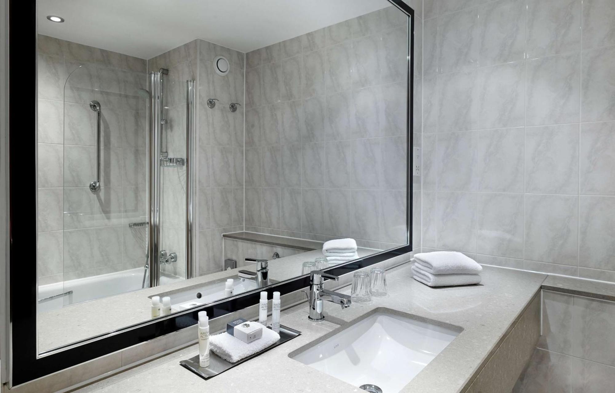 Doubletree By Hilton Woking Hotel Buitenkant foto