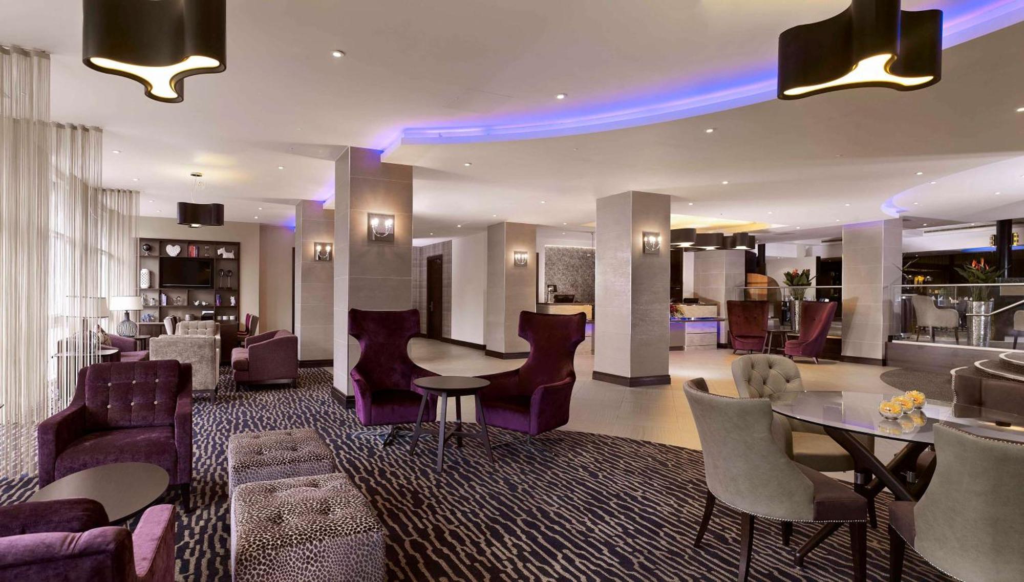 Doubletree By Hilton Woking Hotel Buitenkant foto