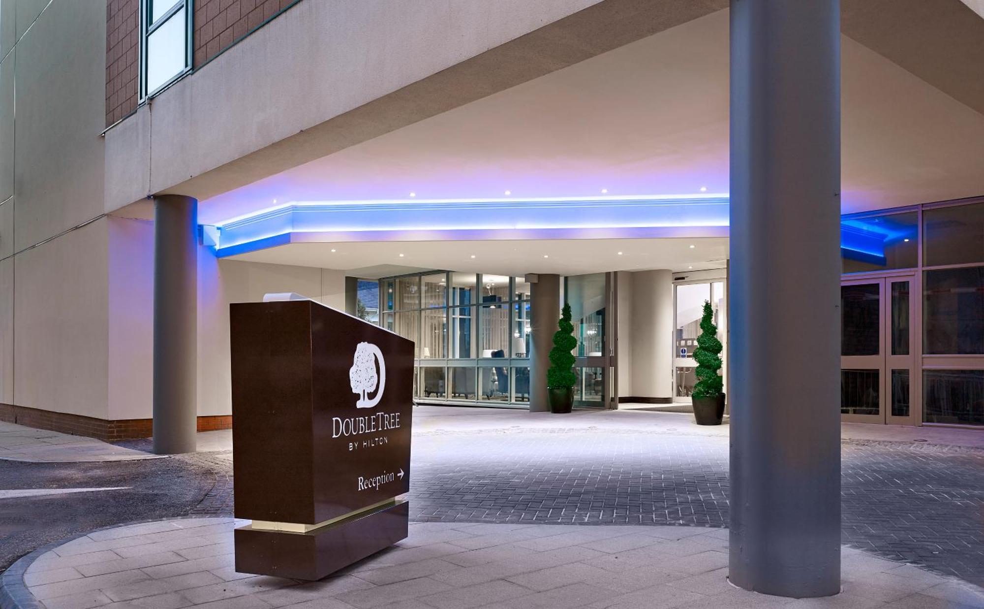 Doubletree By Hilton Woking Hotel Buitenkant foto