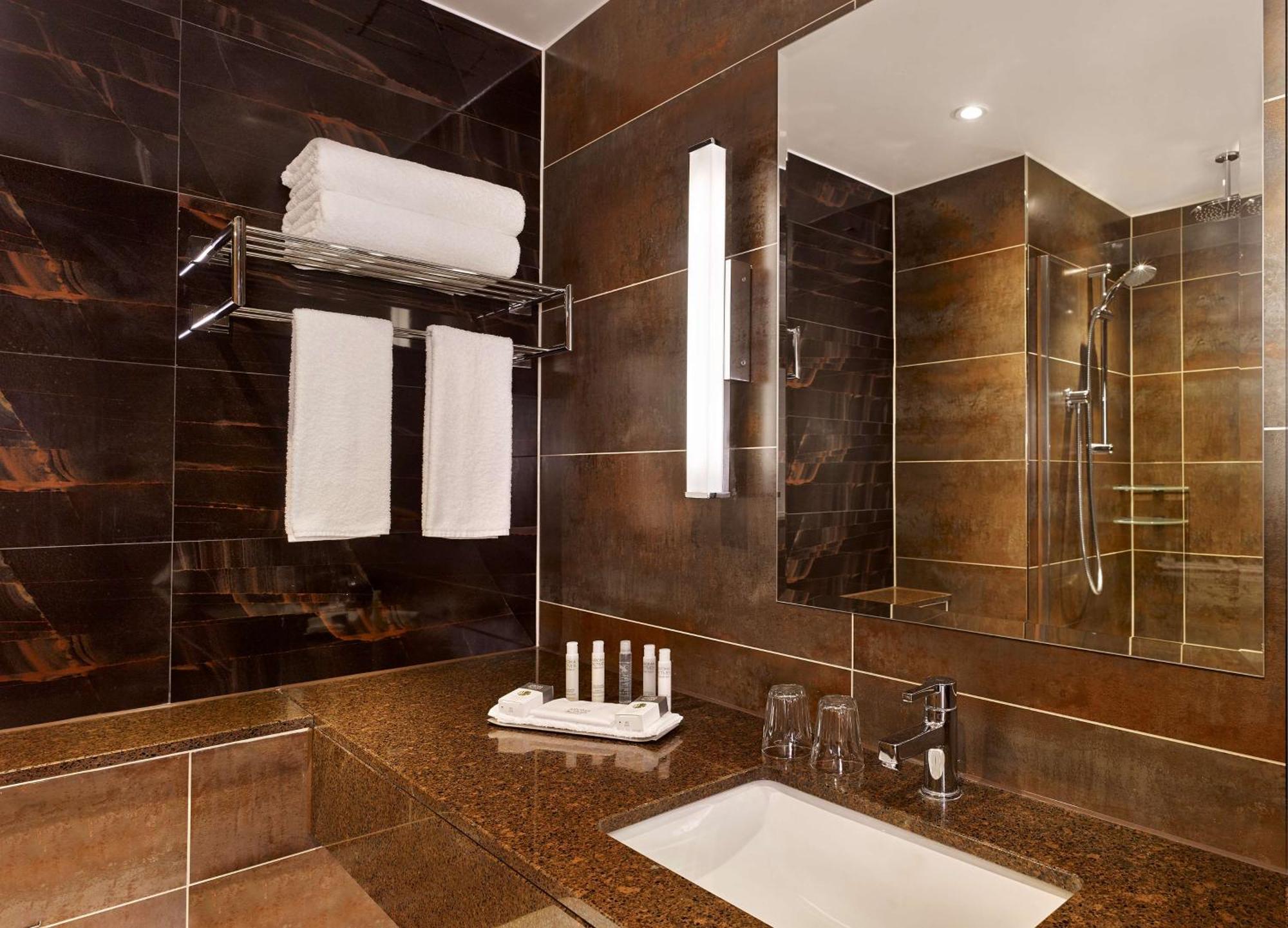 Doubletree By Hilton Woking Hotel Buitenkant foto