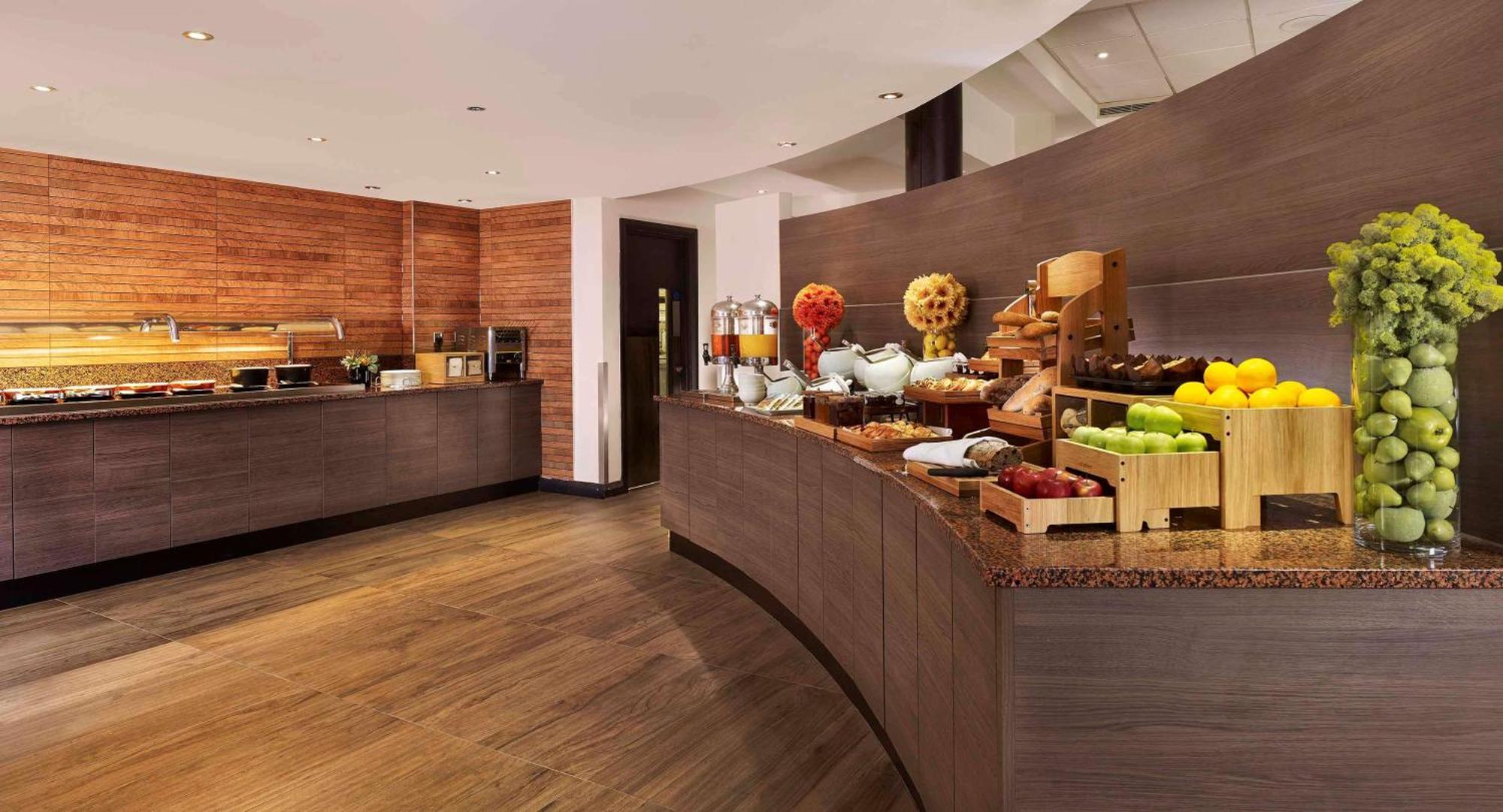 Doubletree By Hilton Woking Hotel Buitenkant foto