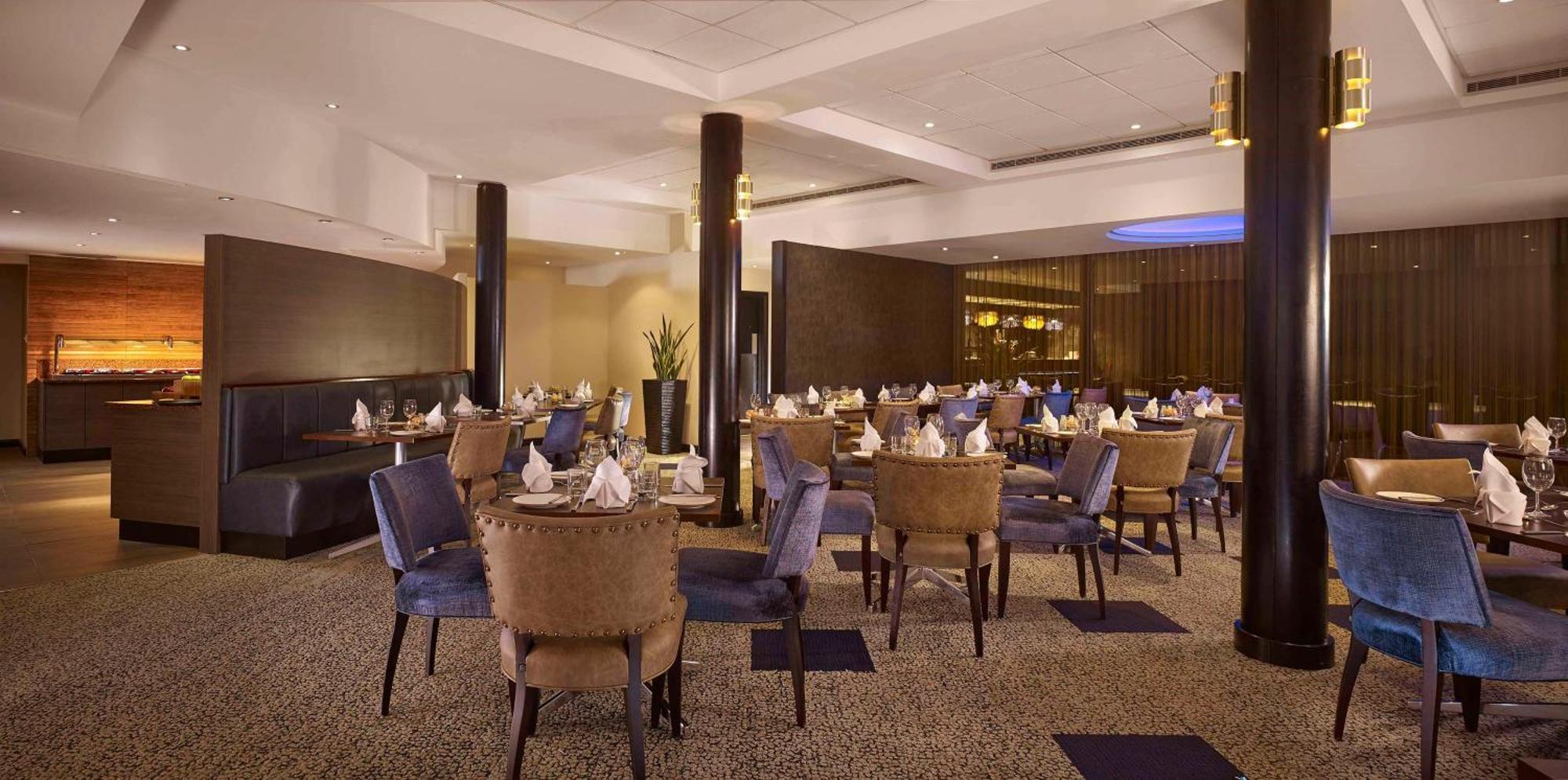 Doubletree By Hilton Woking Hotel Buitenkant foto