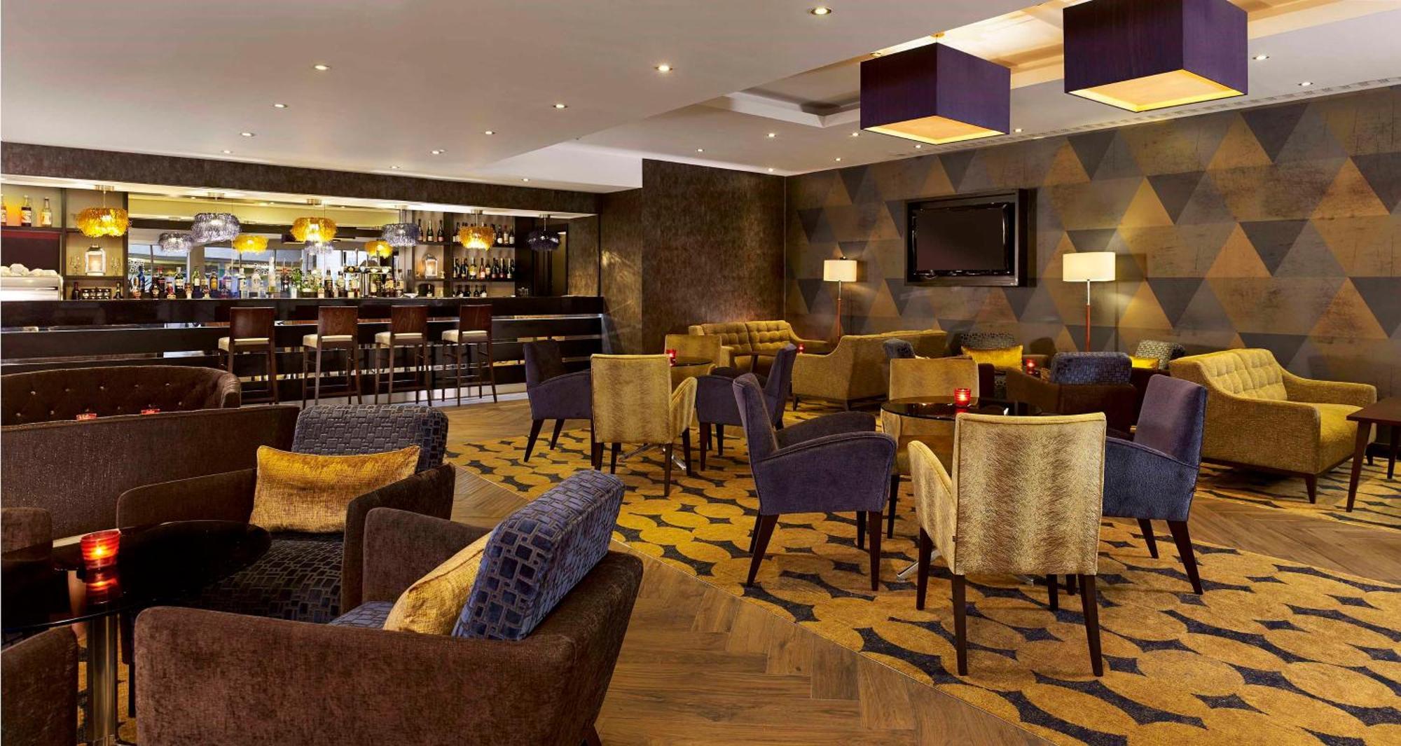 Doubletree By Hilton Woking Hotel Buitenkant foto