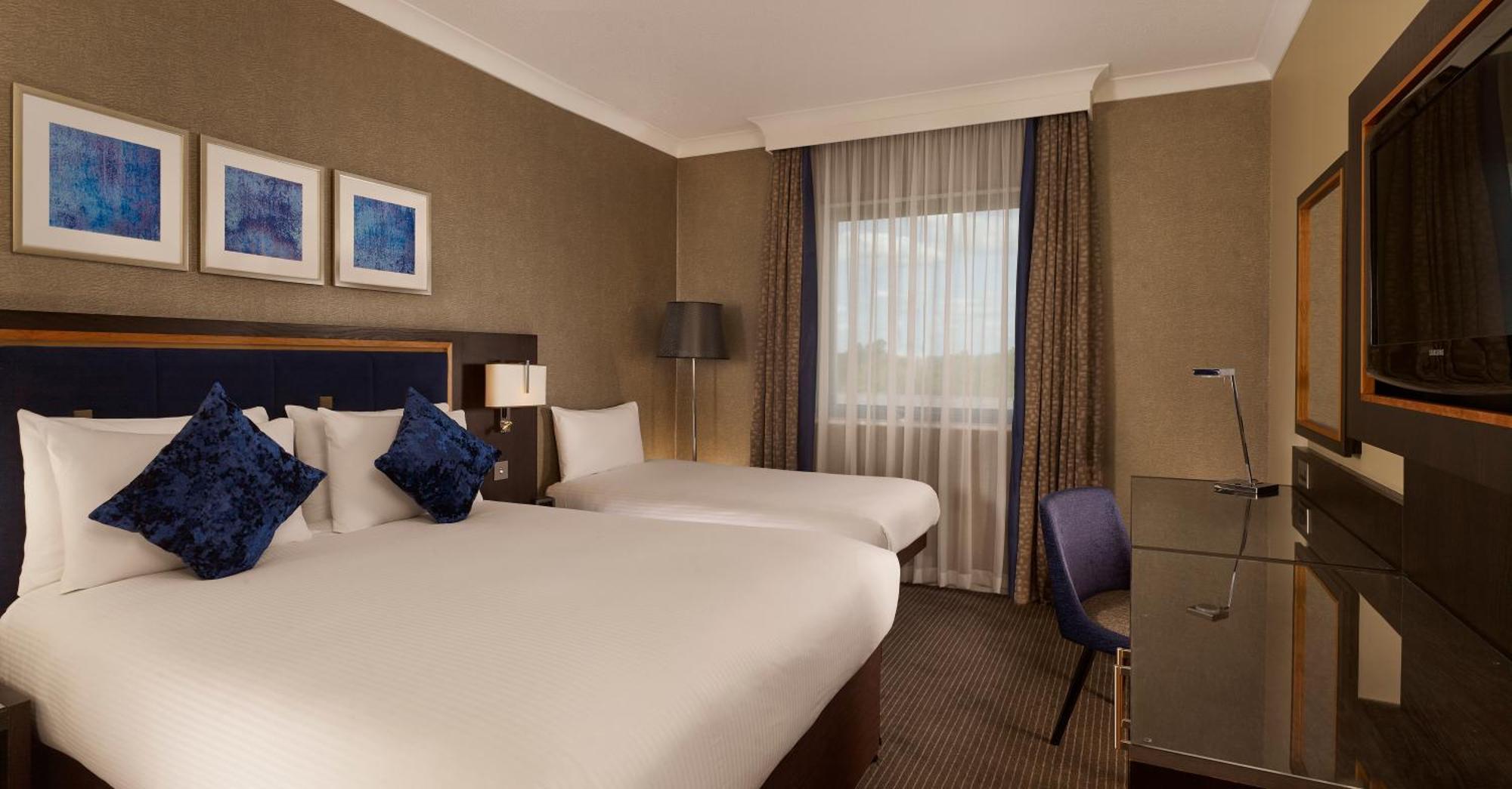 Doubletree By Hilton Woking Hotel Buitenkant foto