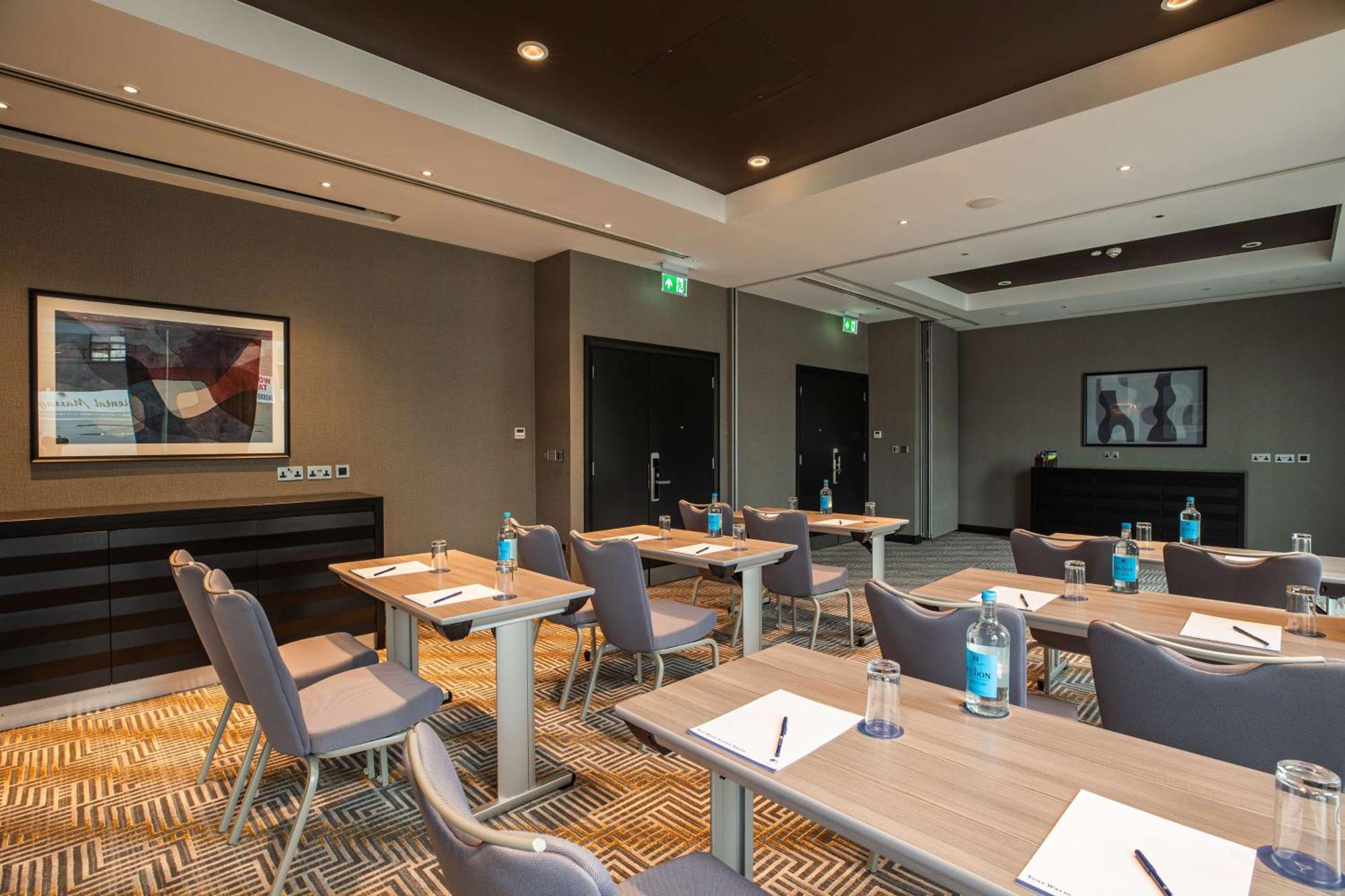 Doubletree By Hilton Woking Hotel Buitenkant foto