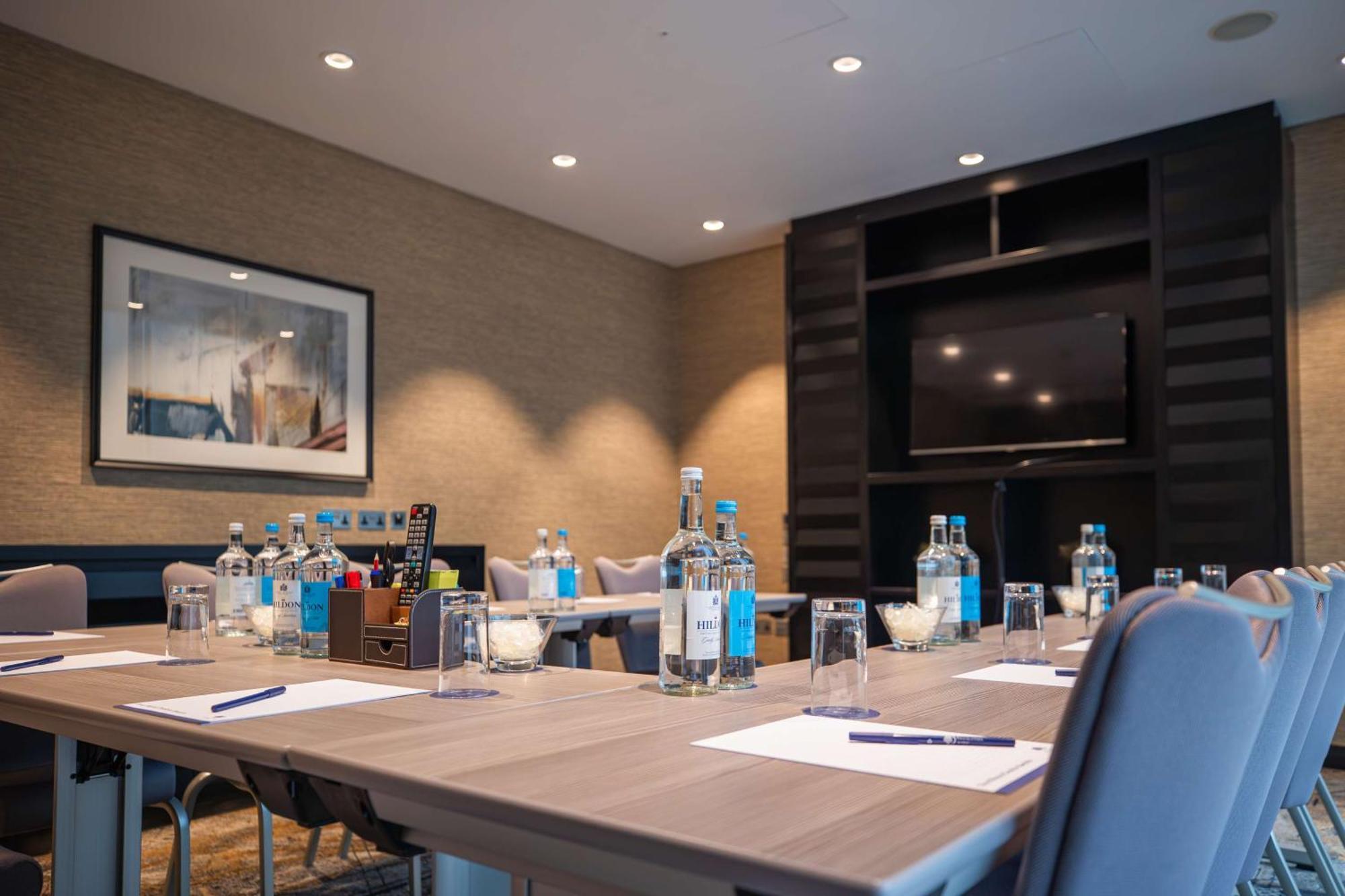 Doubletree By Hilton Woking Hotel Buitenkant foto