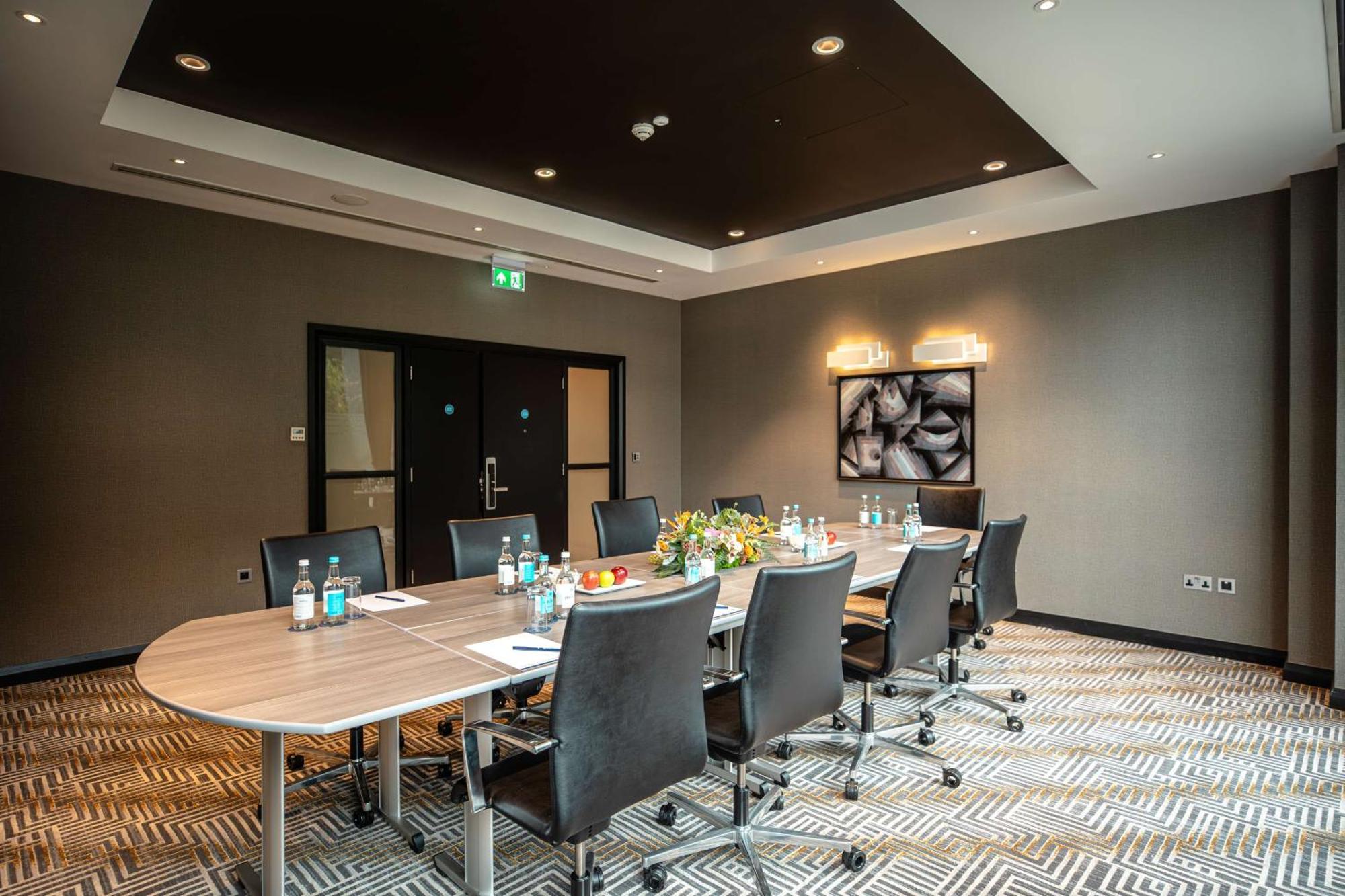 Doubletree By Hilton Woking Hotel Buitenkant foto