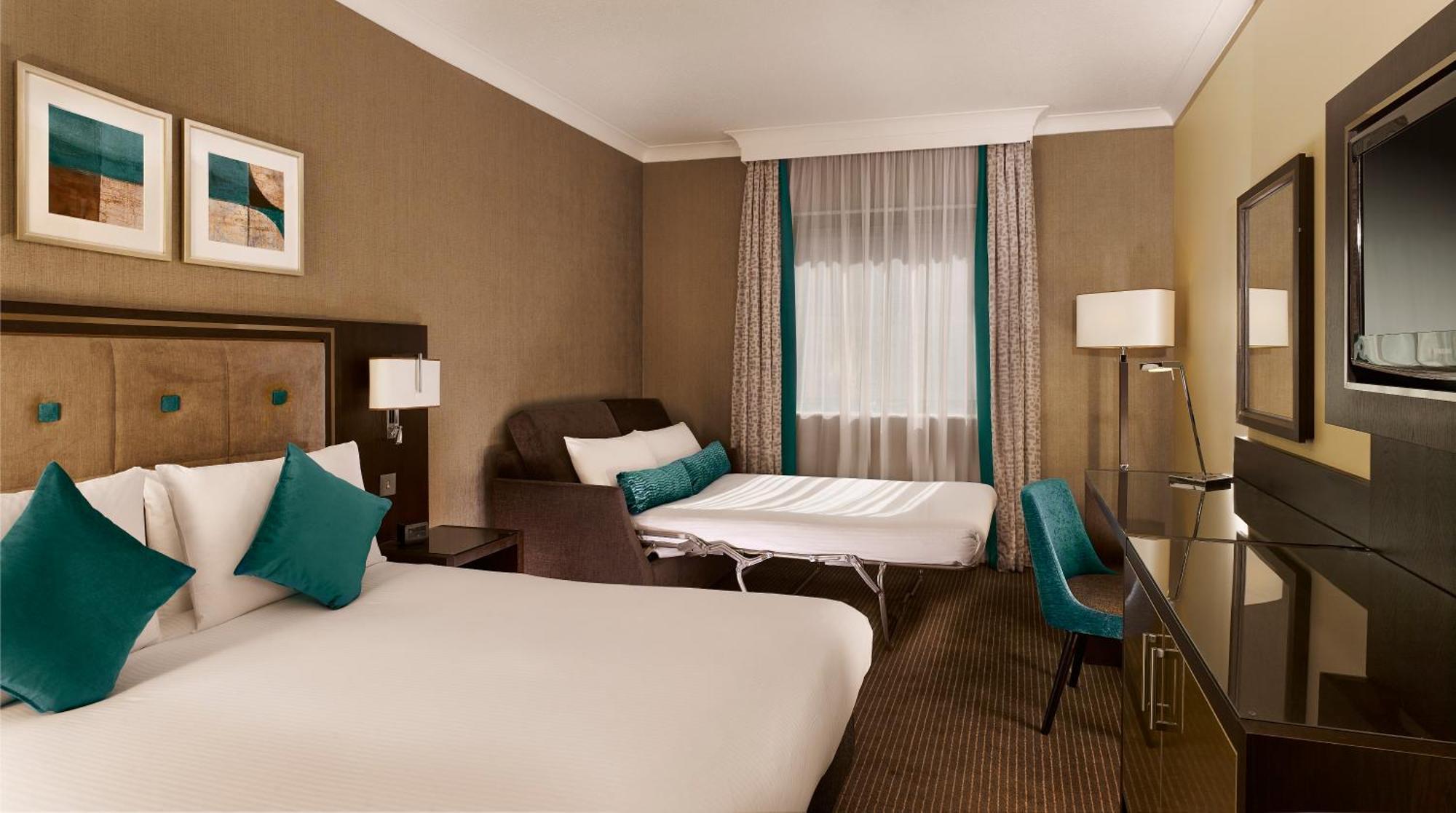 Doubletree By Hilton Woking Hotel Buitenkant foto