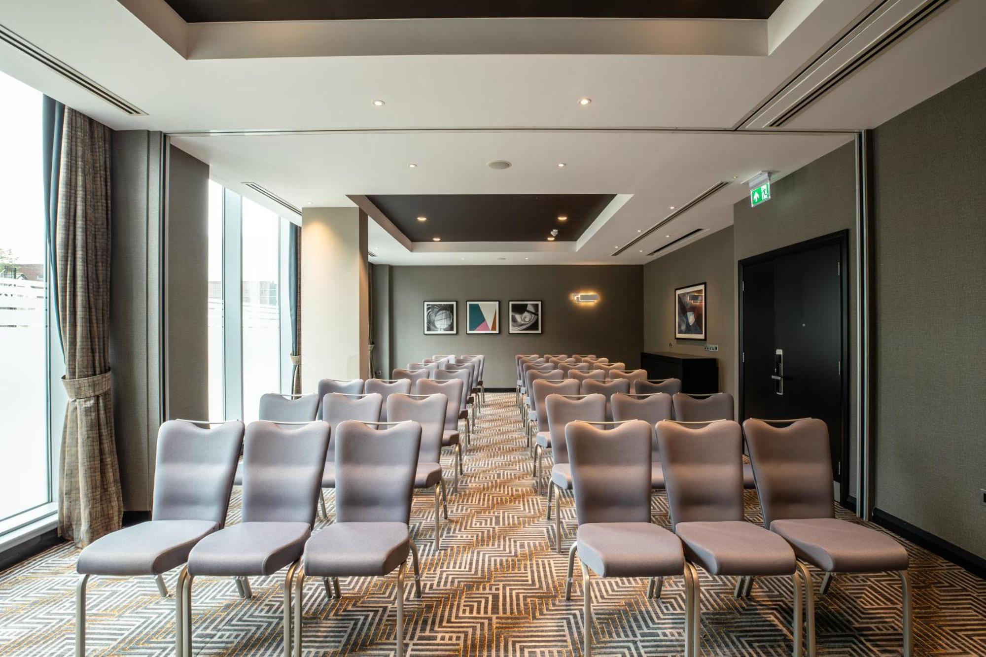 Doubletree By Hilton Woking Hotel Buitenkant foto