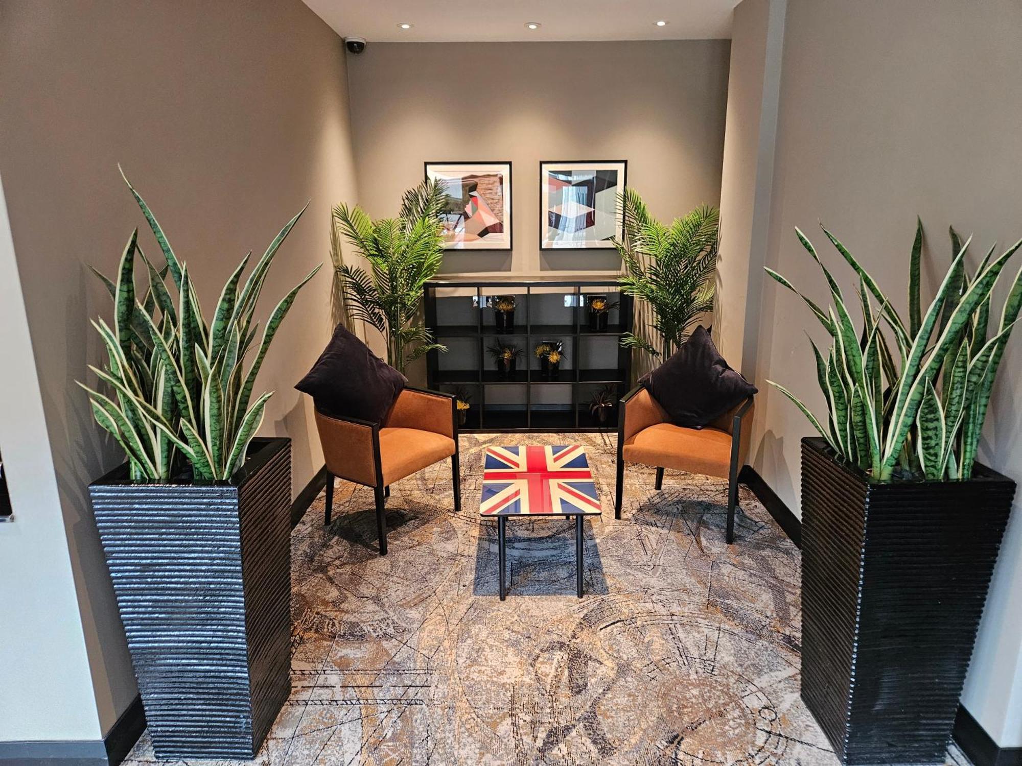 Doubletree By Hilton Woking Hotel Buitenkant foto