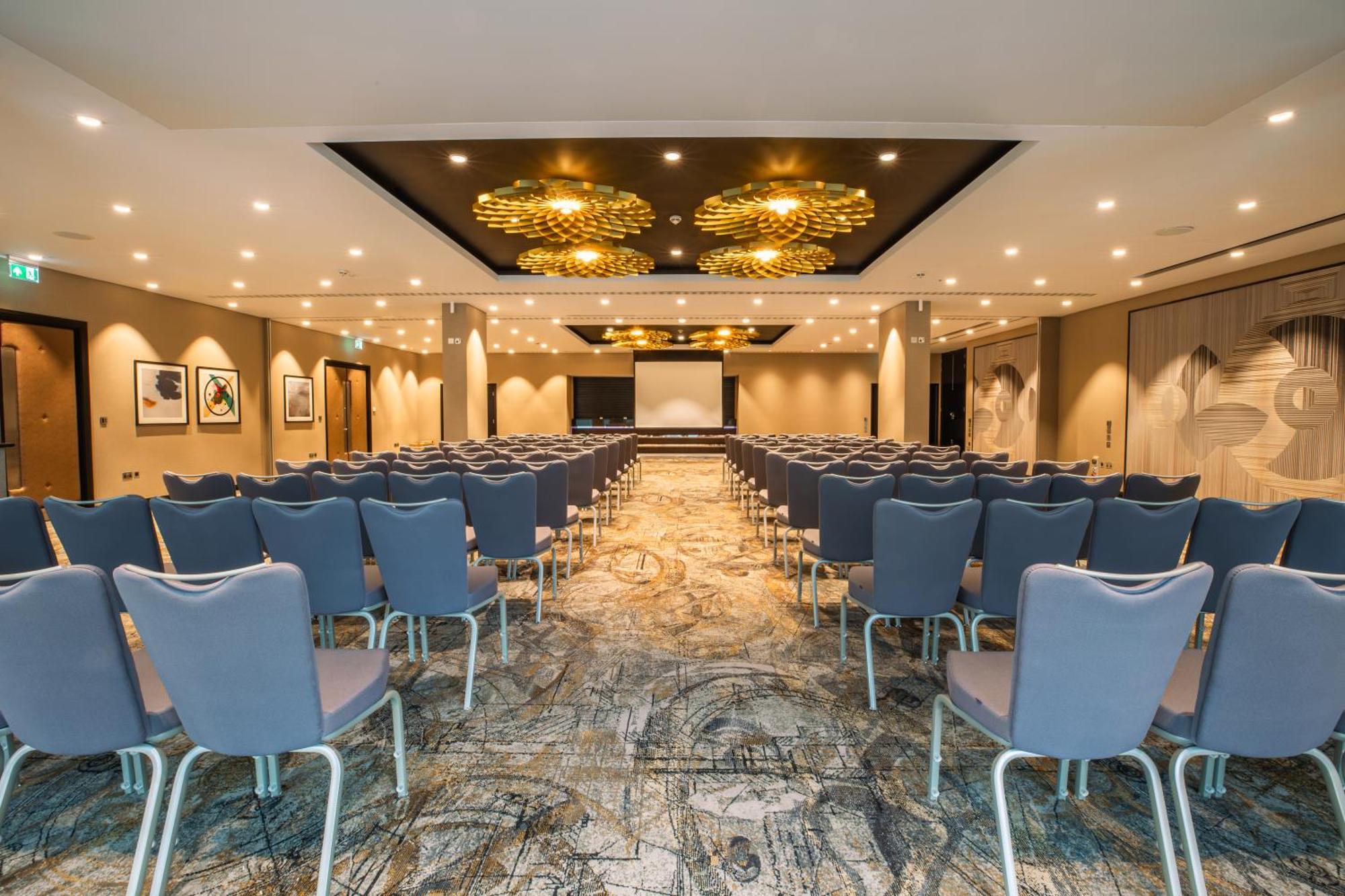 Doubletree By Hilton Woking Hotel Buitenkant foto