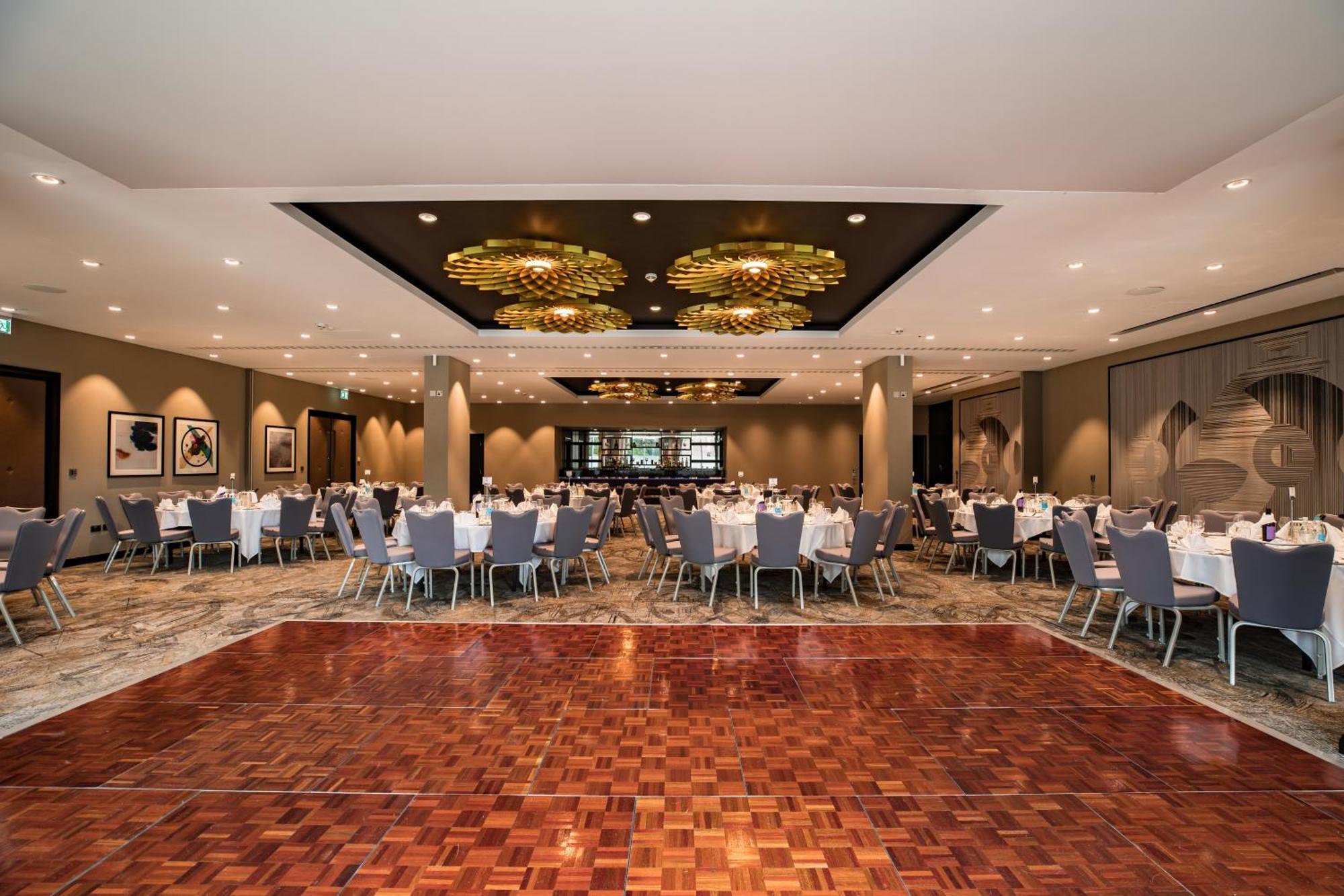 Doubletree By Hilton Woking Hotel Buitenkant foto