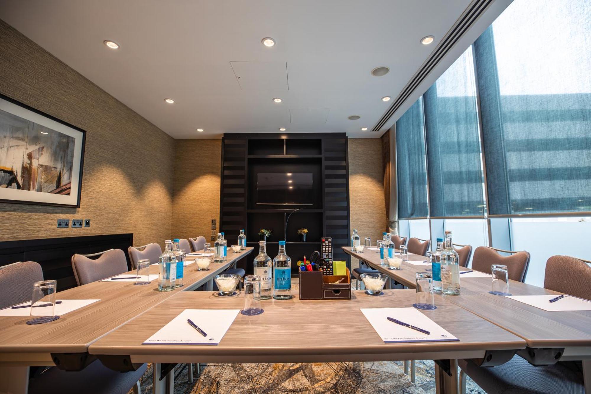 Doubletree By Hilton Woking Hotel Buitenkant foto