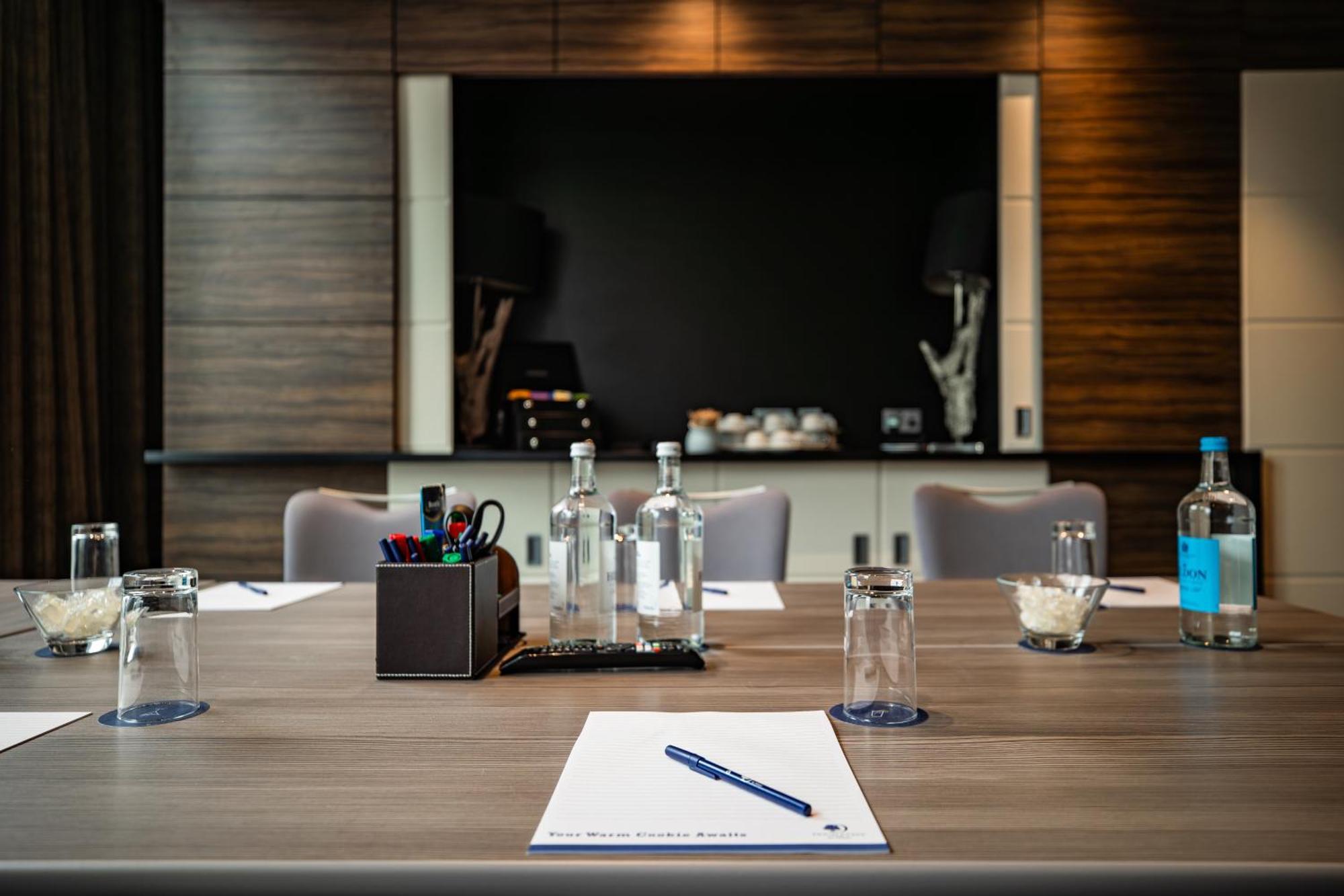 Doubletree By Hilton Woking Hotel Buitenkant foto