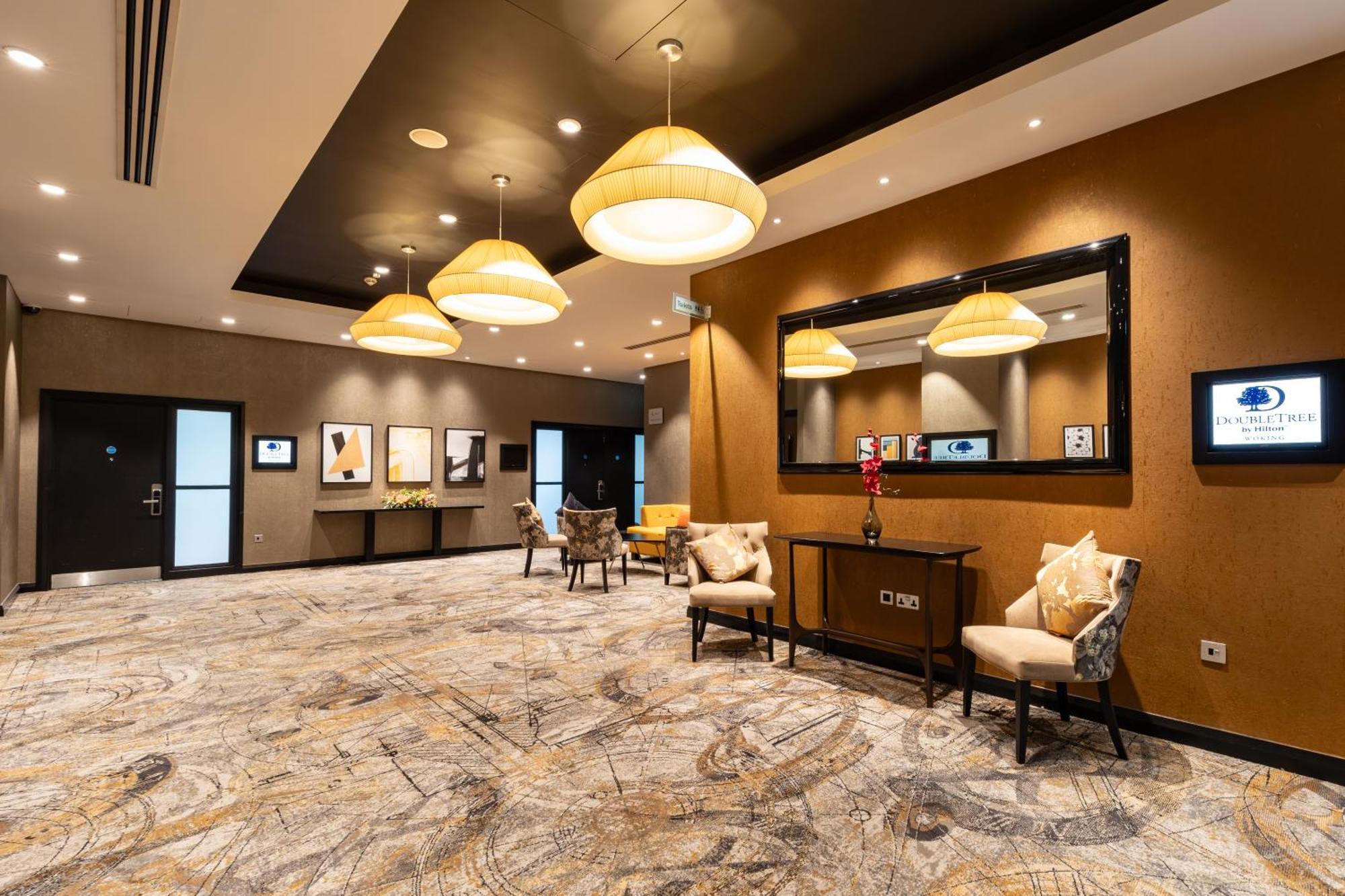 Doubletree By Hilton Woking Hotel Buitenkant foto