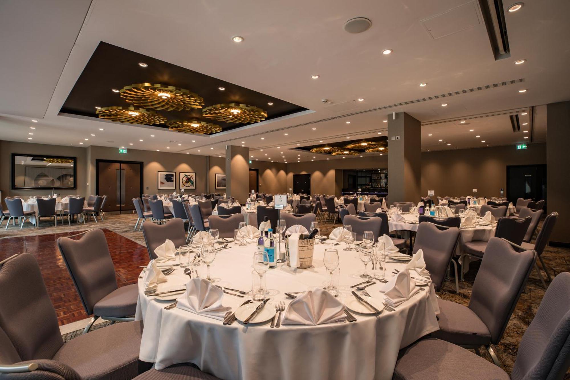 Doubletree By Hilton Woking Hotel Buitenkant foto