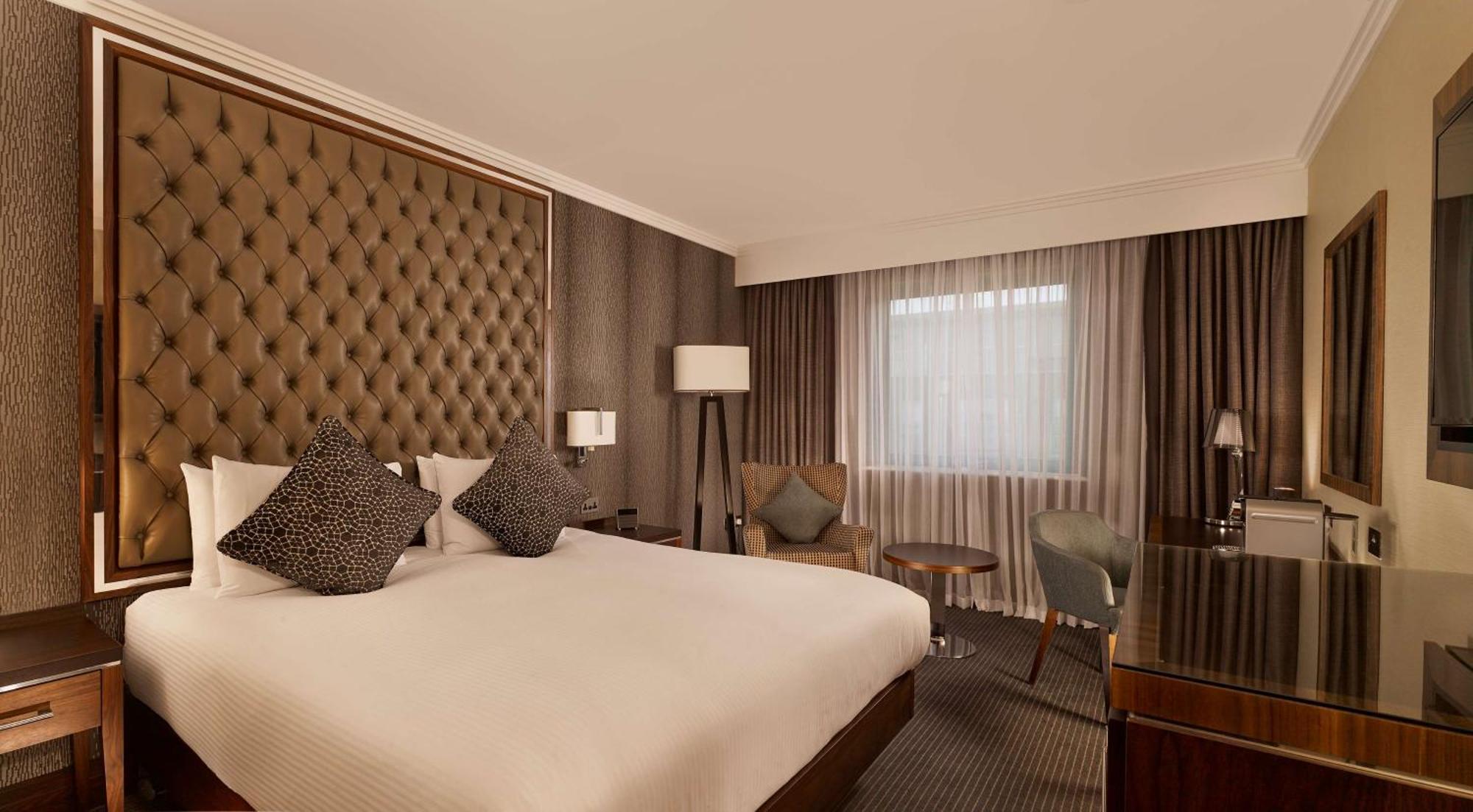 Doubletree By Hilton Woking Hotel Buitenkant foto