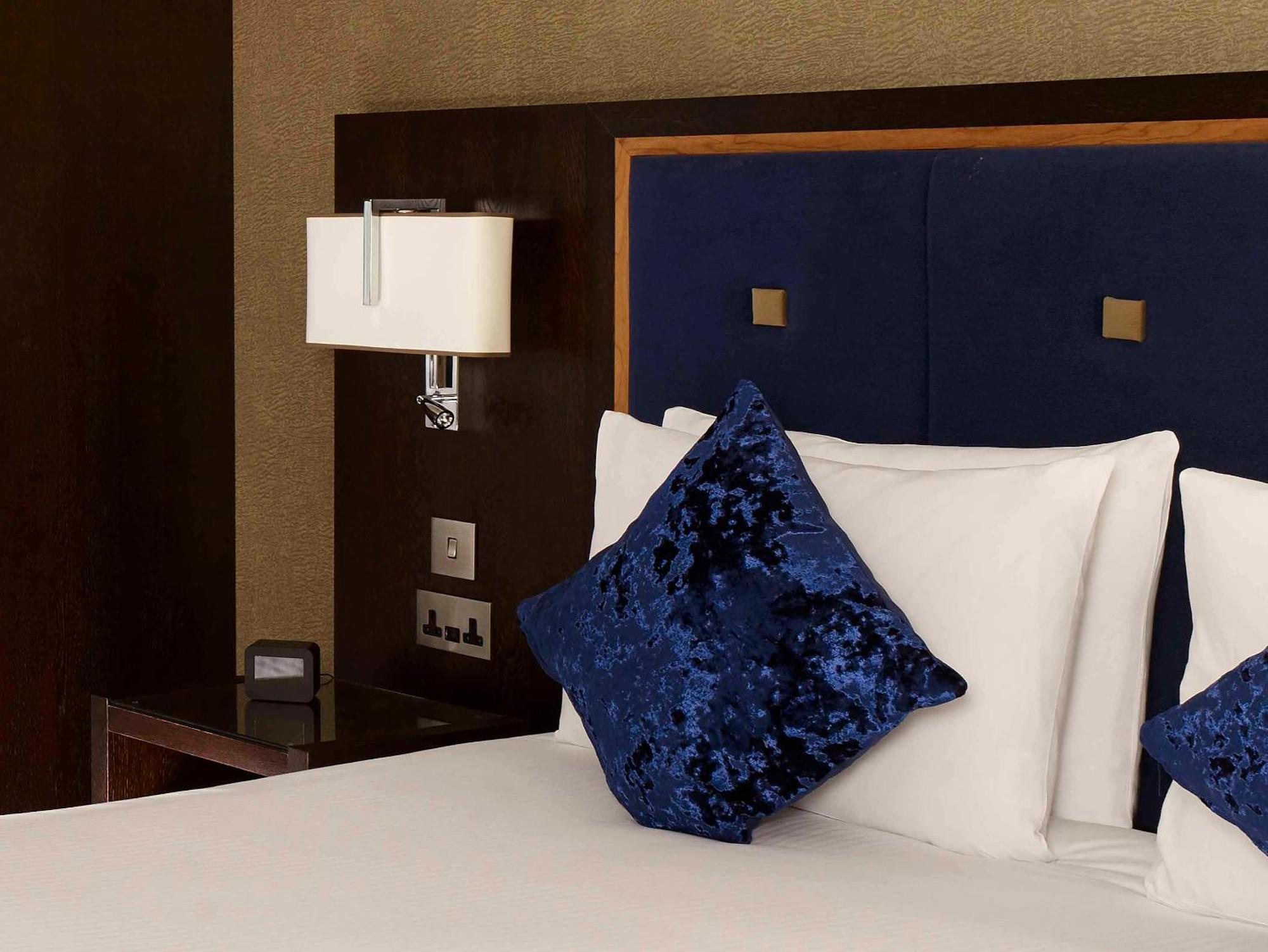 Doubletree By Hilton Woking Hotel Buitenkant foto