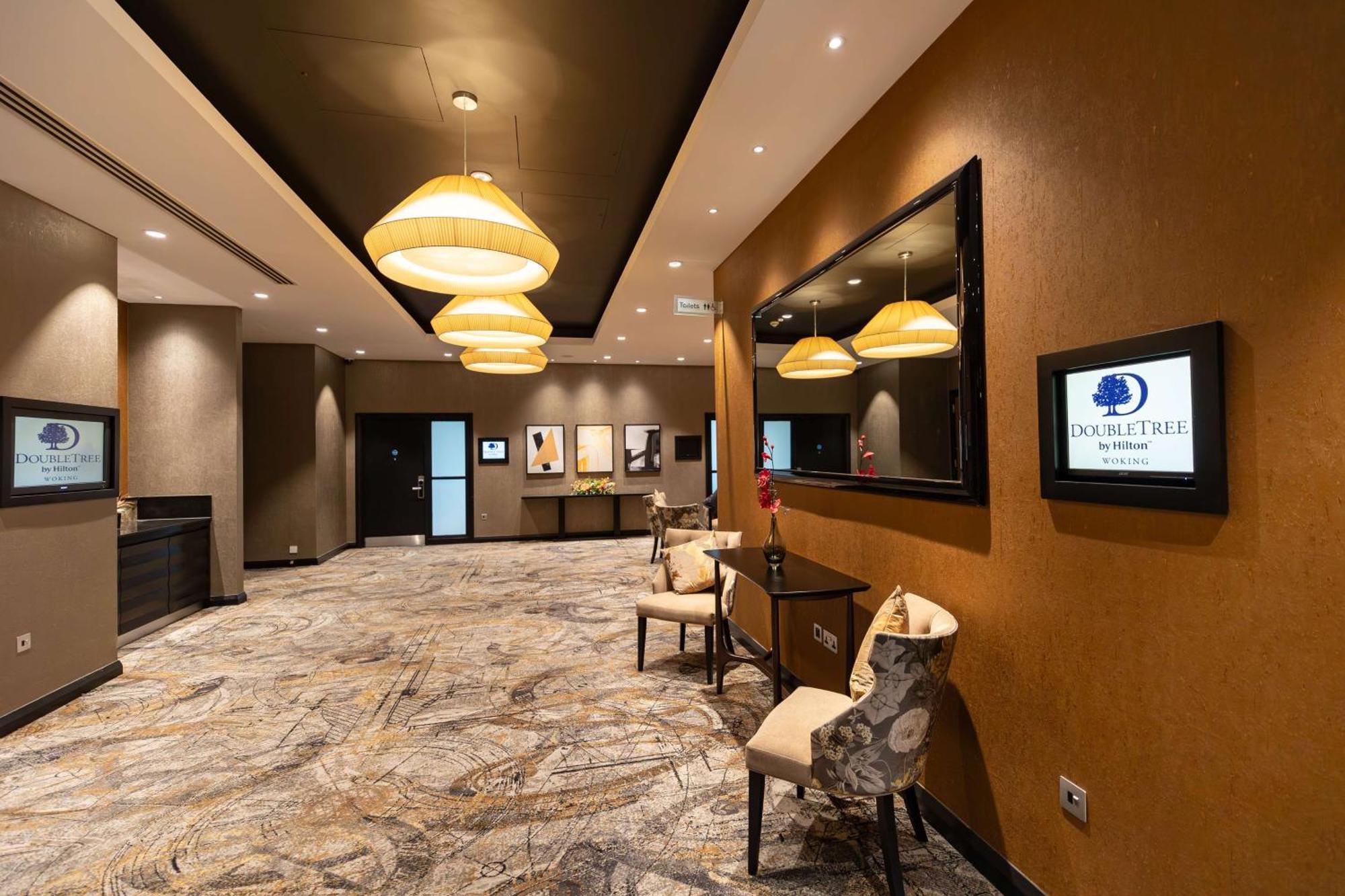 Doubletree By Hilton Woking Hotel Buitenkant foto