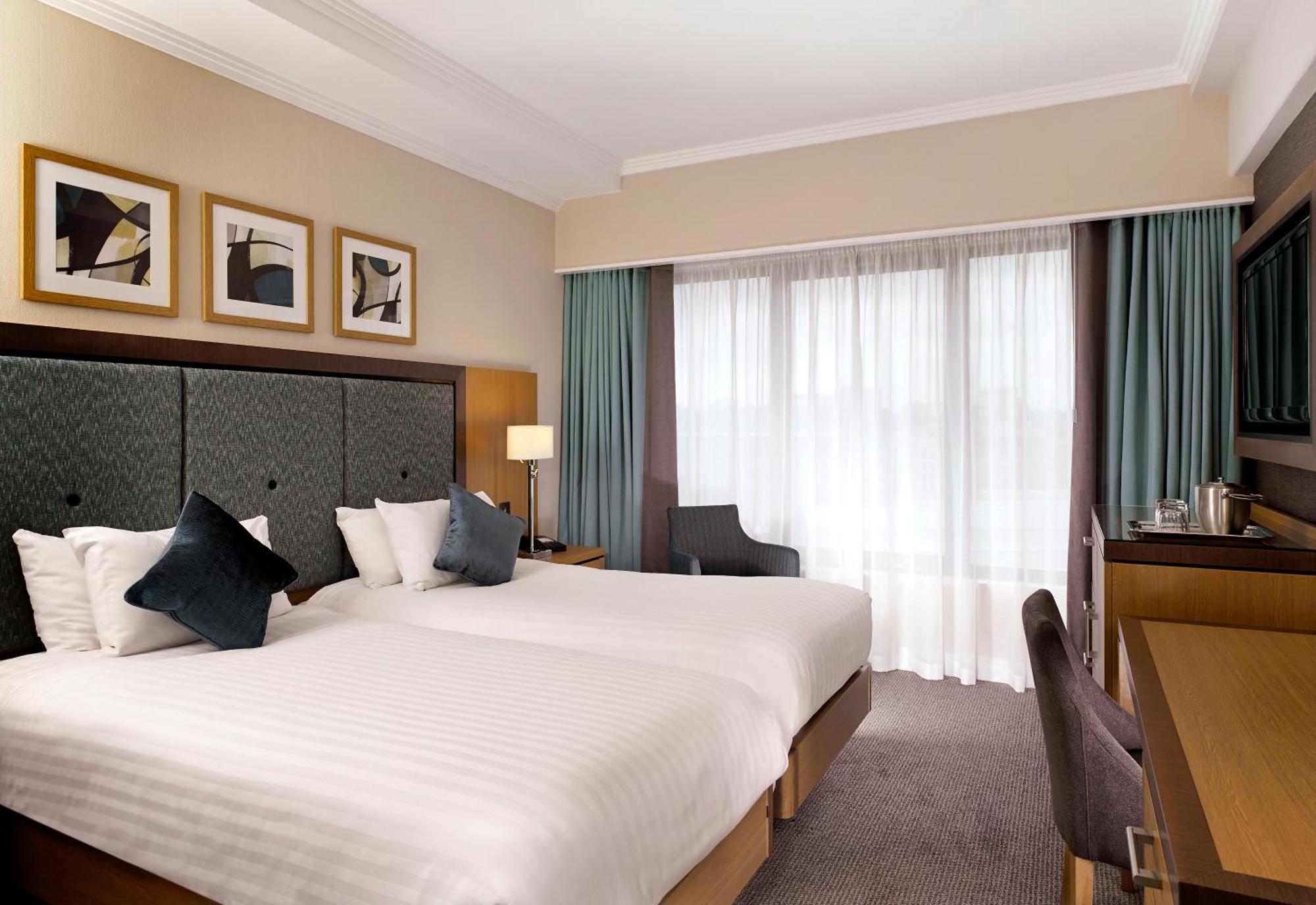 Doubletree By Hilton Woking Hotel Buitenkant foto