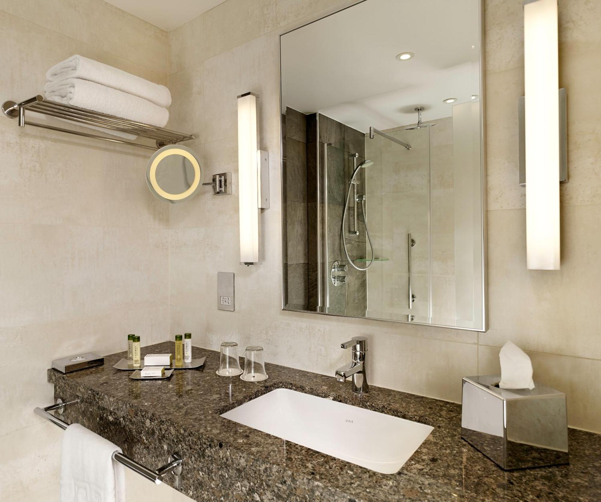 Doubletree By Hilton Woking Hotel Buitenkant foto