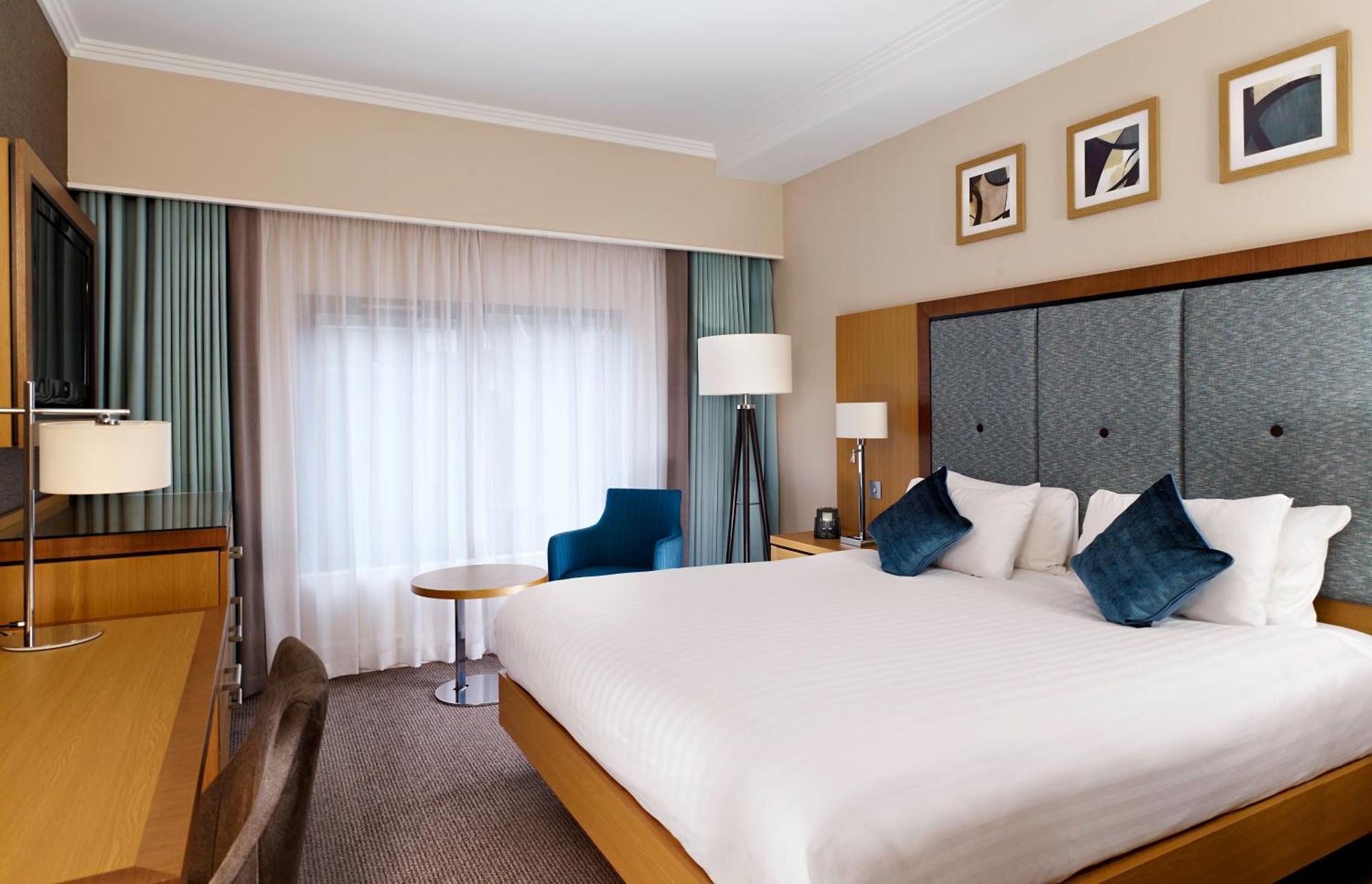Doubletree By Hilton Woking Hotel Buitenkant foto