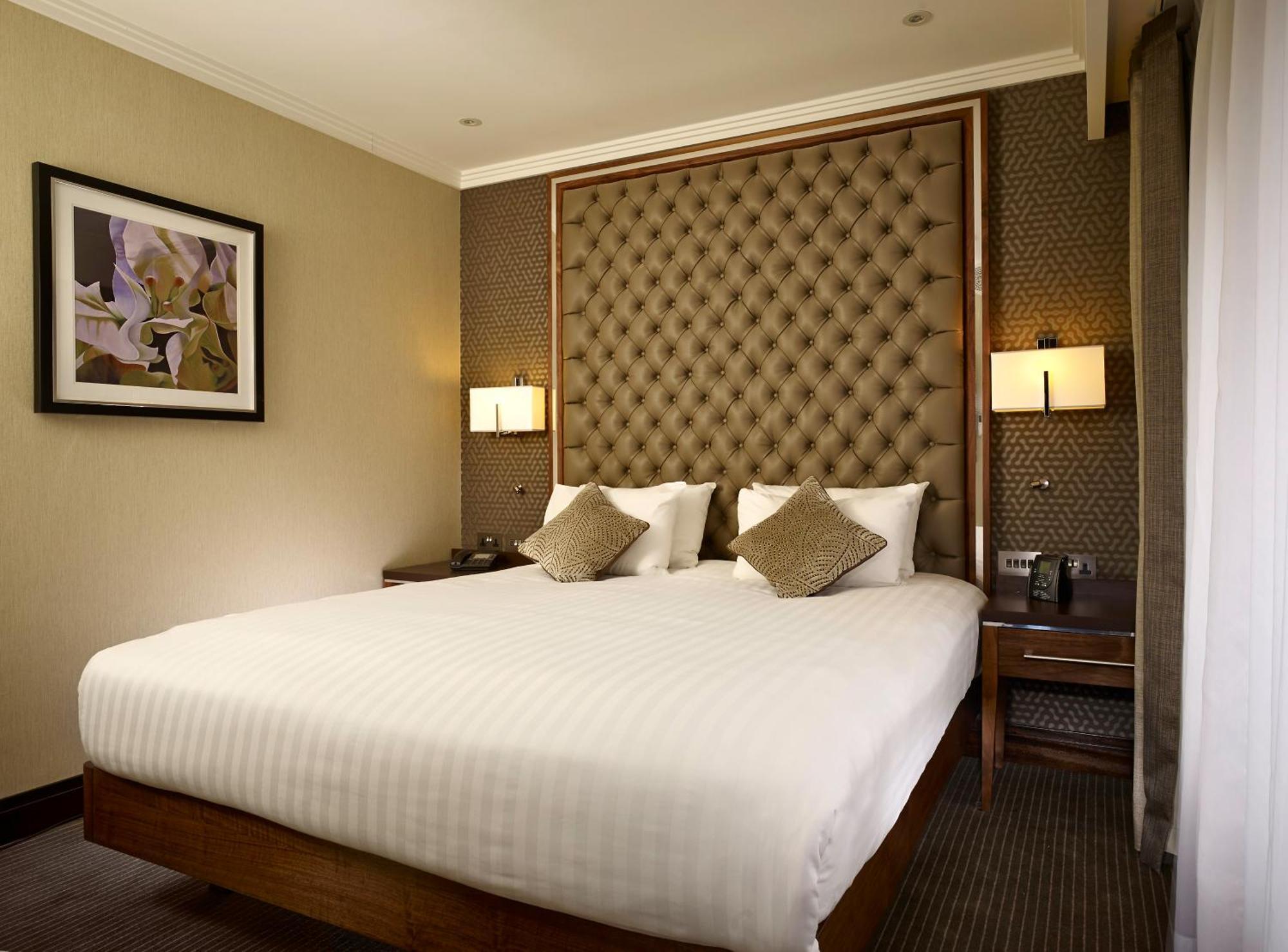 Doubletree By Hilton Woking Hotel Buitenkant foto