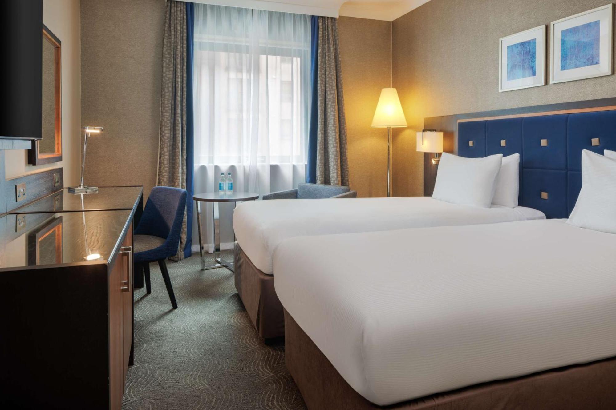 Doubletree By Hilton Woking Hotel Buitenkant foto