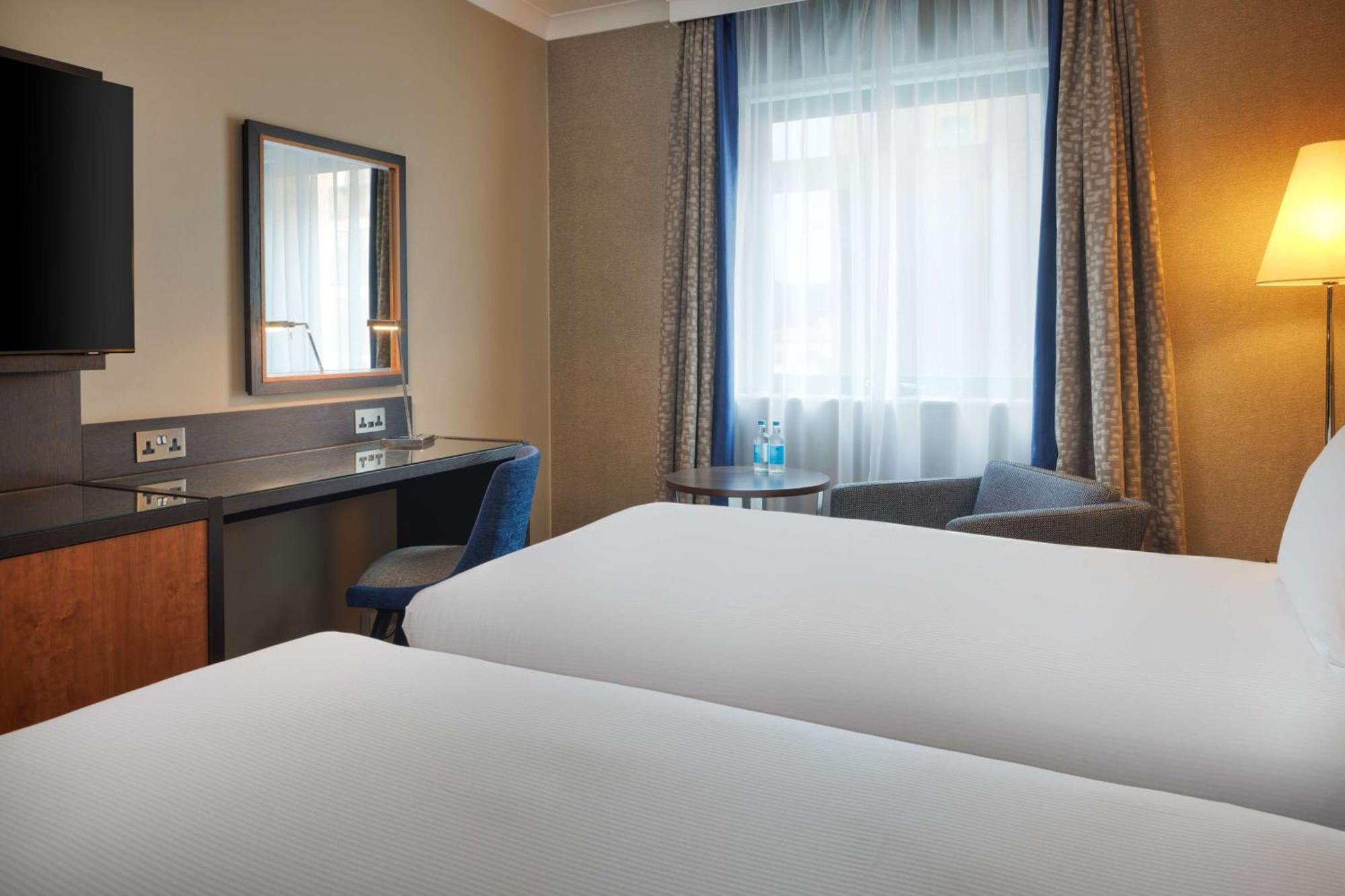 Doubletree By Hilton Woking Hotel Buitenkant foto