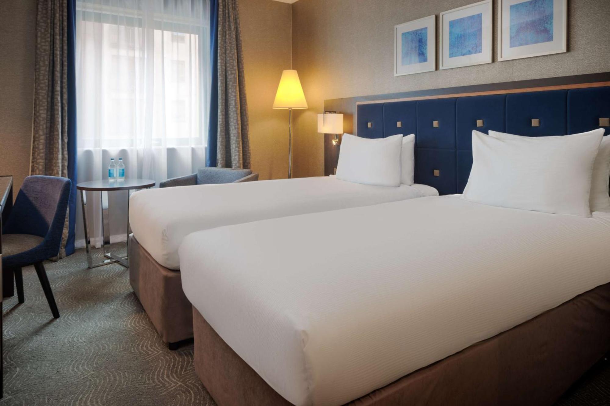 Doubletree By Hilton Woking Hotel Buitenkant foto