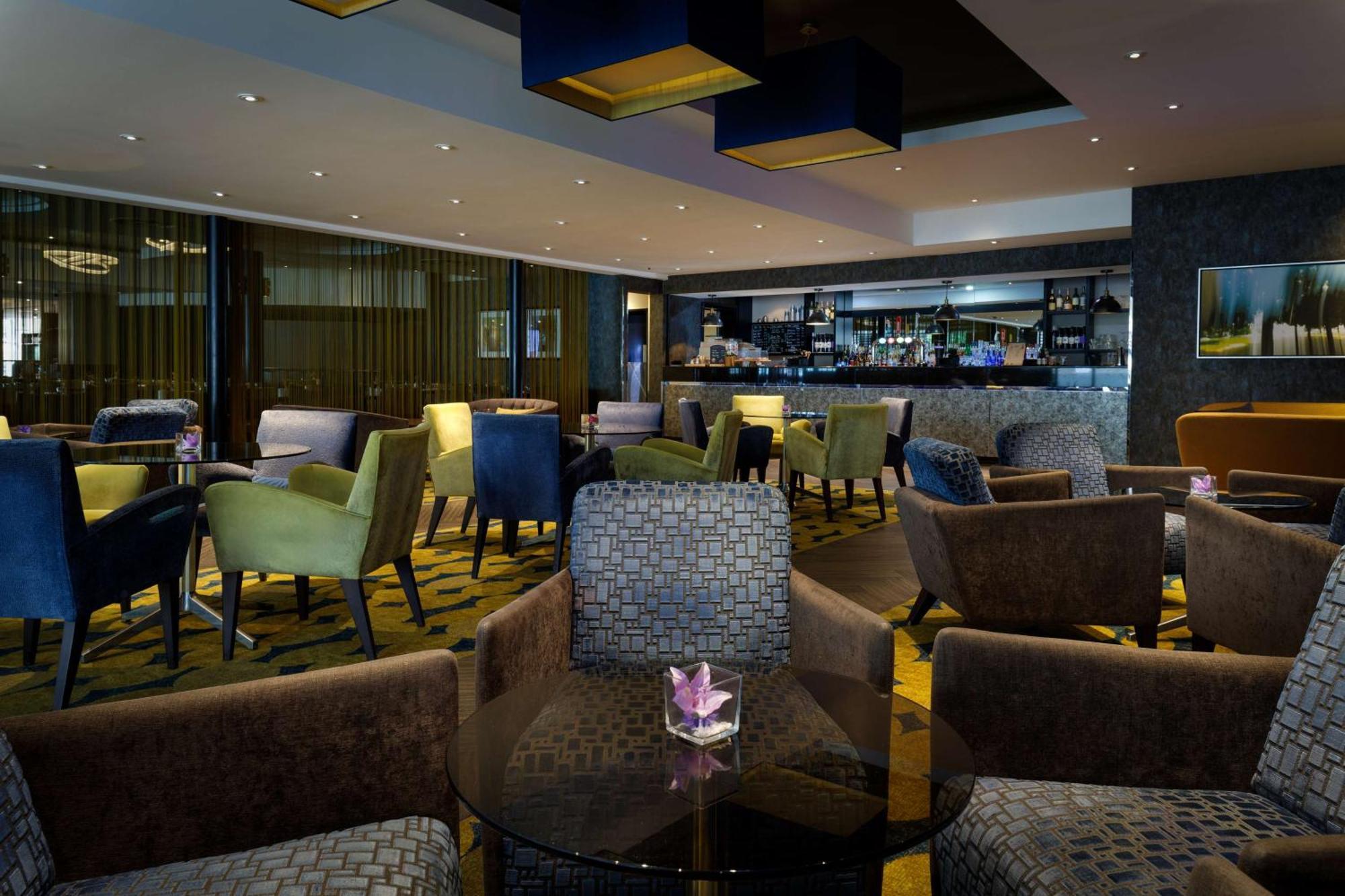 Doubletree By Hilton Woking Hotel Buitenkant foto