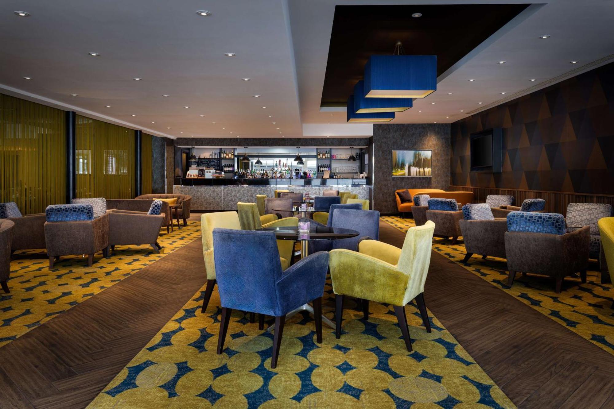 Doubletree By Hilton Woking Hotel Buitenkant foto
