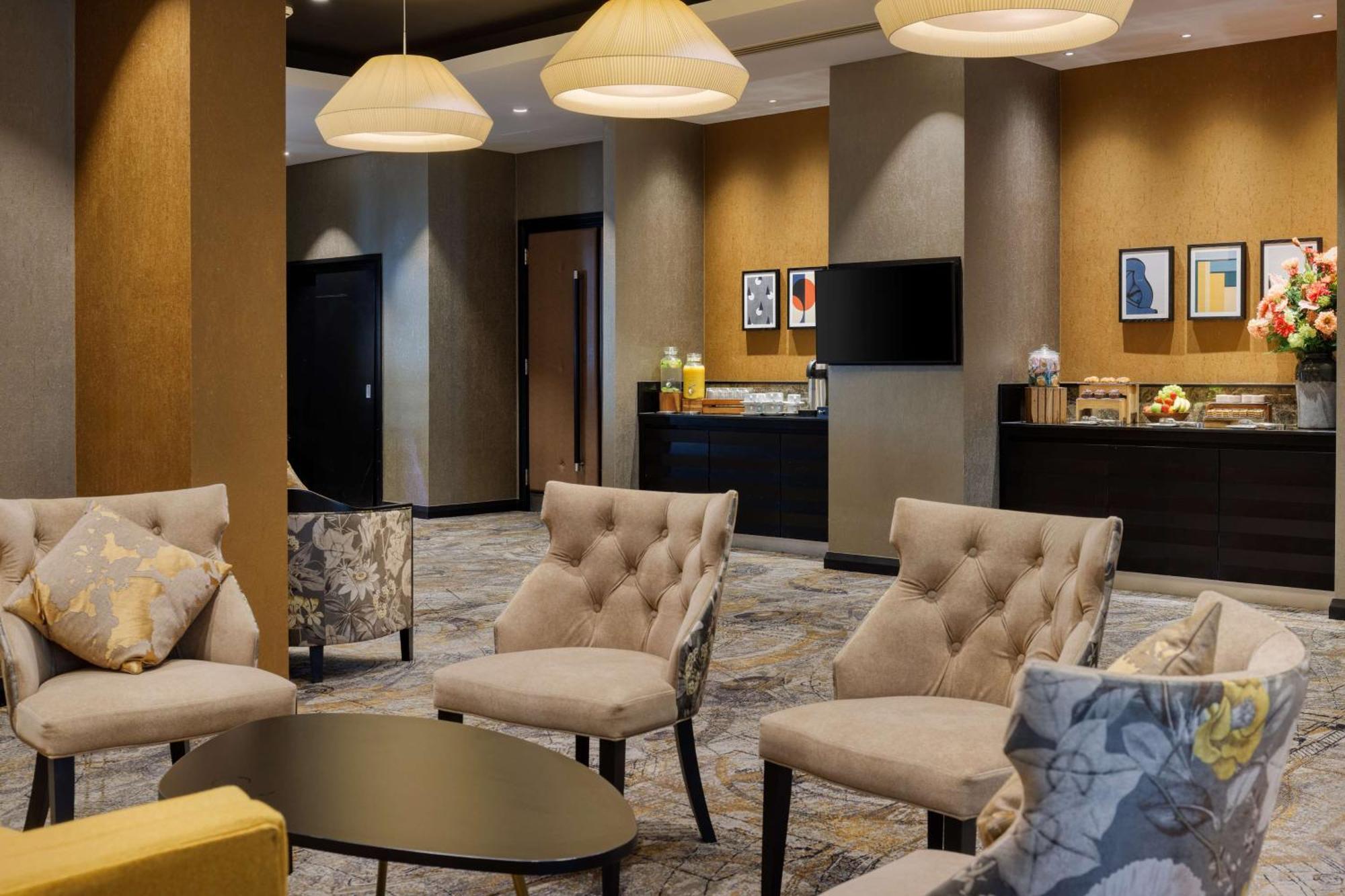 Doubletree By Hilton Woking Hotel Buitenkant foto