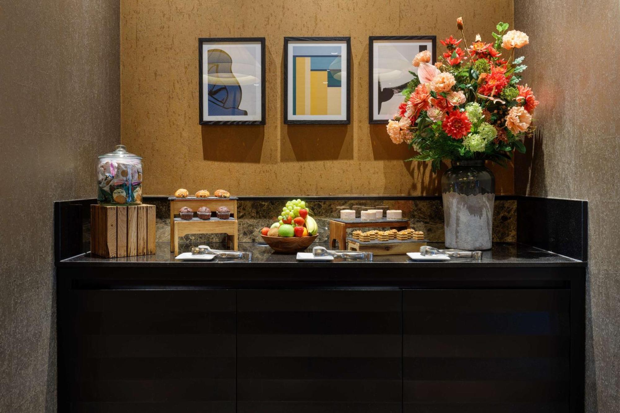 Doubletree By Hilton Woking Hotel Buitenkant foto