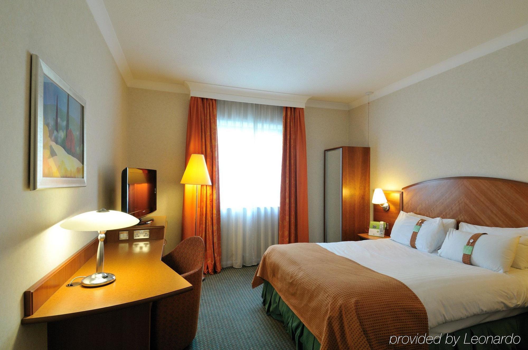 Doubletree By Hilton Woking Hotel Buitenkant foto