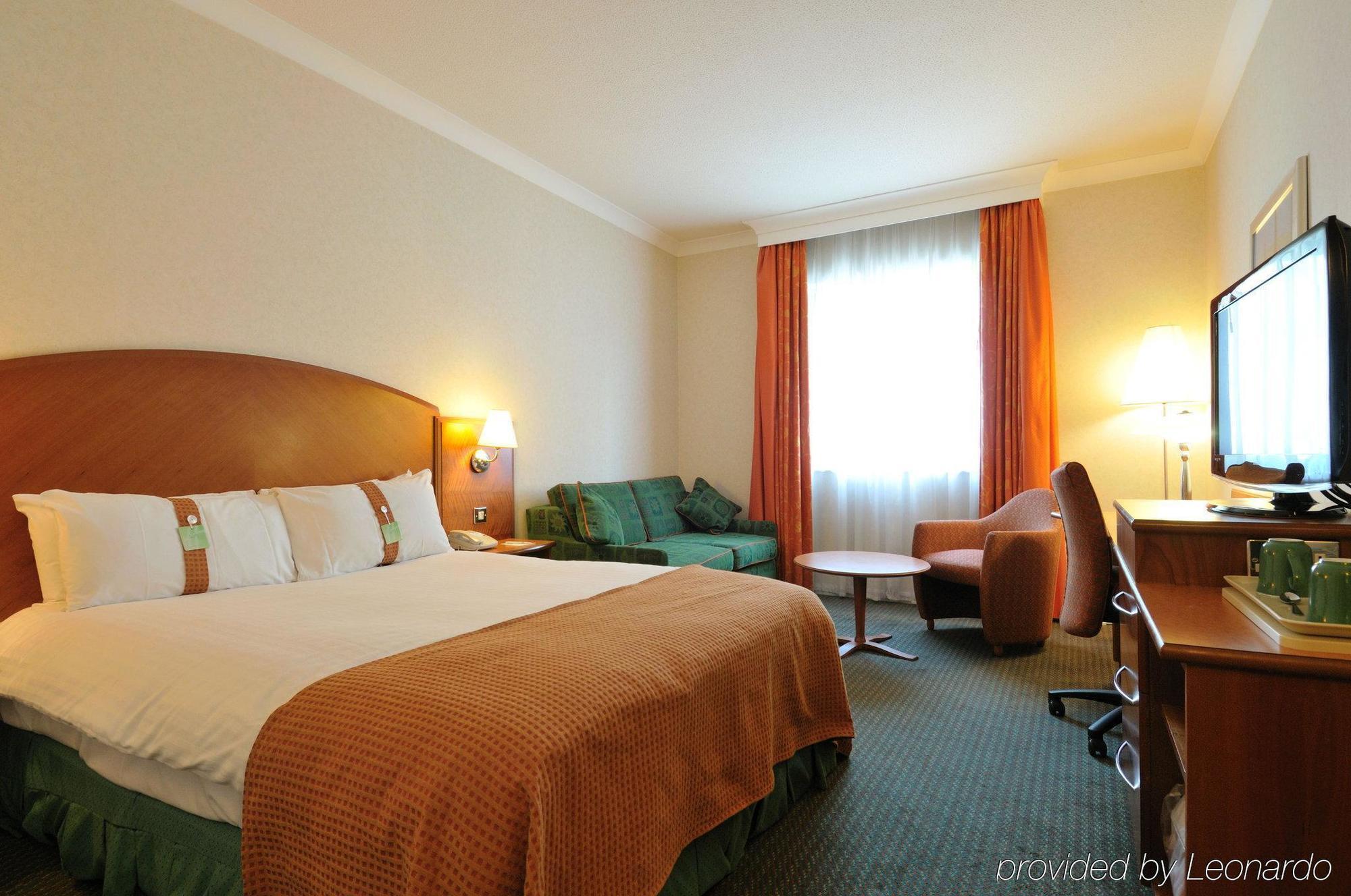 Doubletree By Hilton Woking Hotel Buitenkant foto