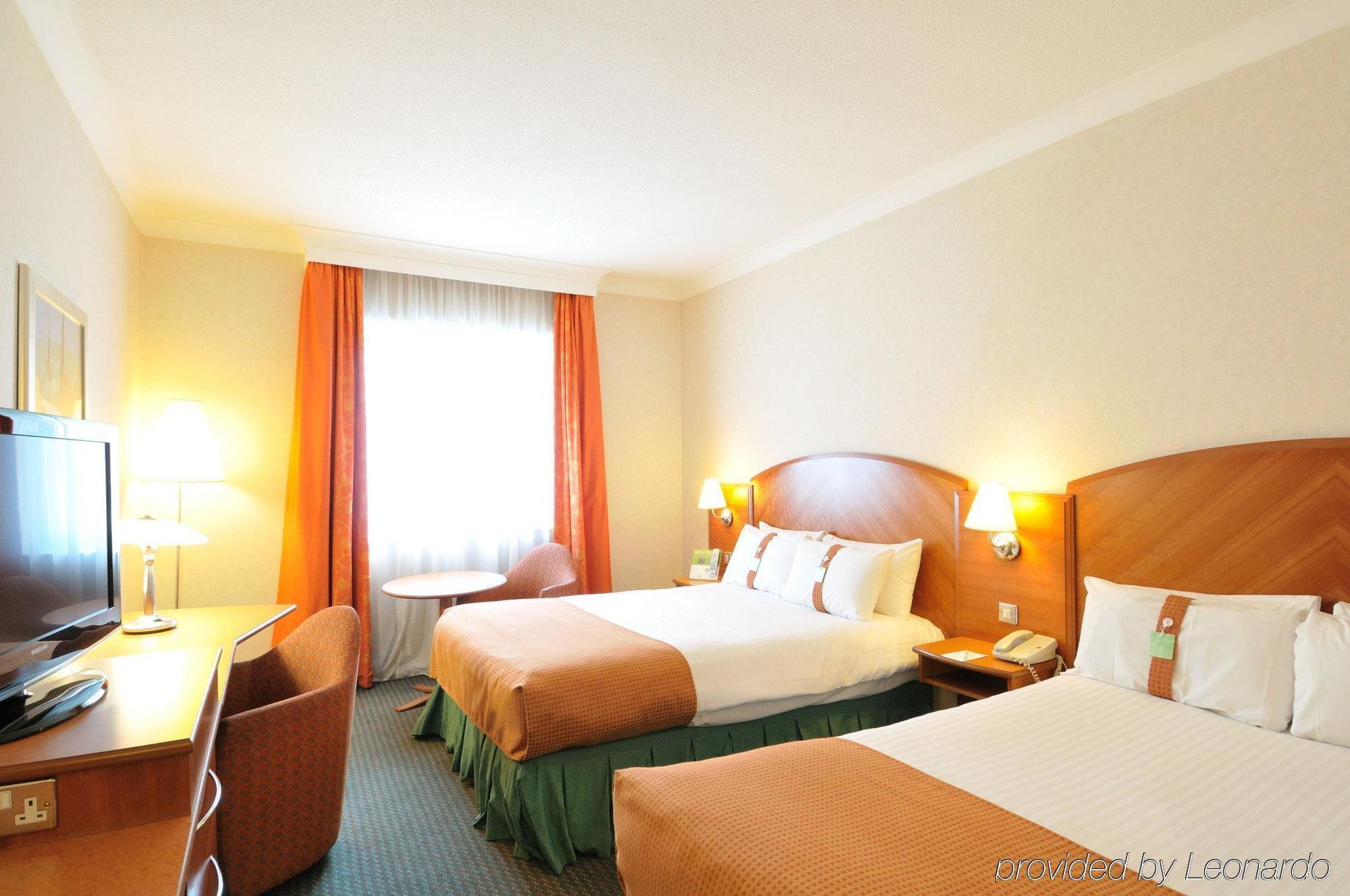 Doubletree By Hilton Woking Hotel Buitenkant foto