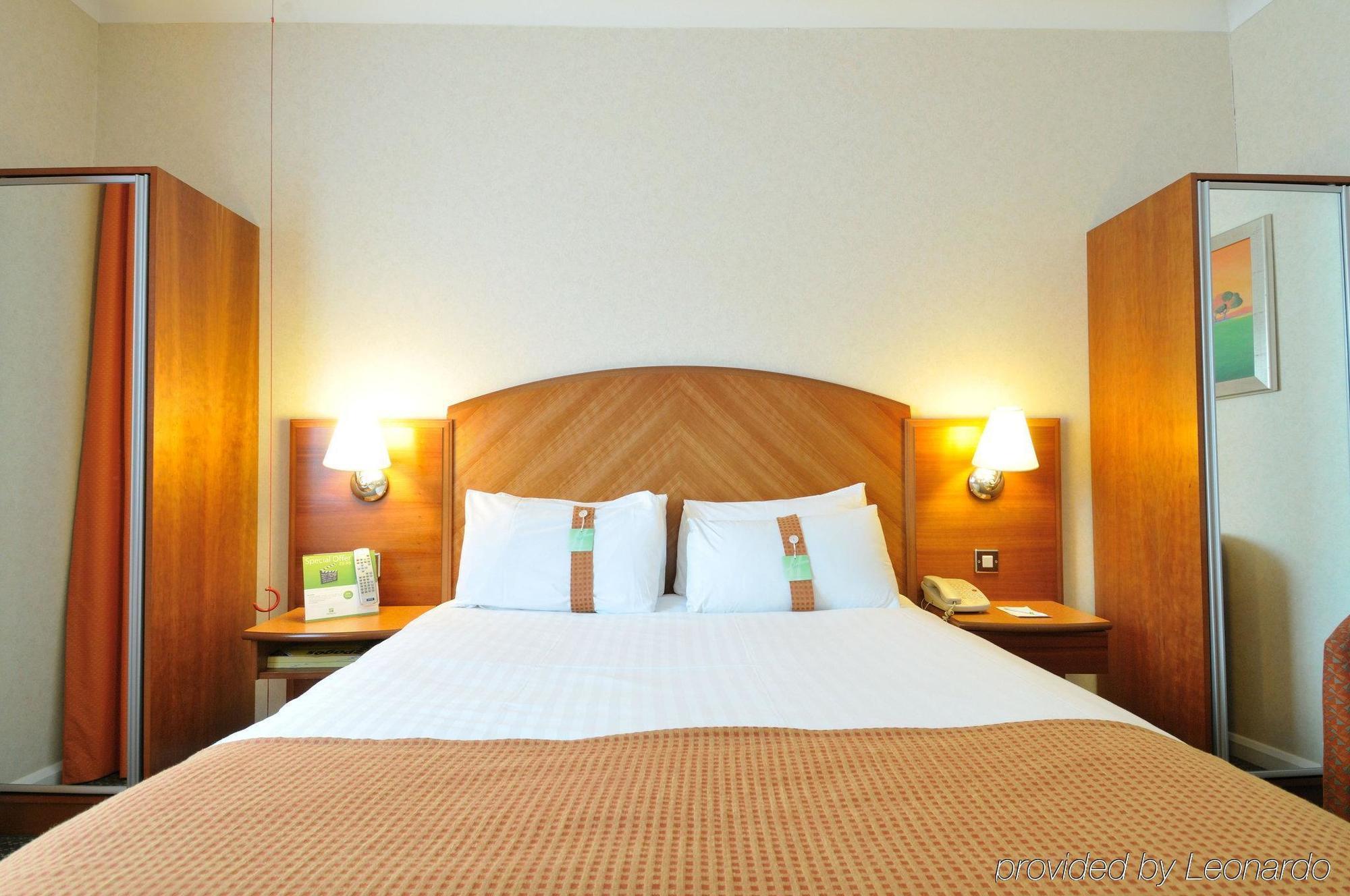 Doubletree By Hilton Woking Hotel Buitenkant foto