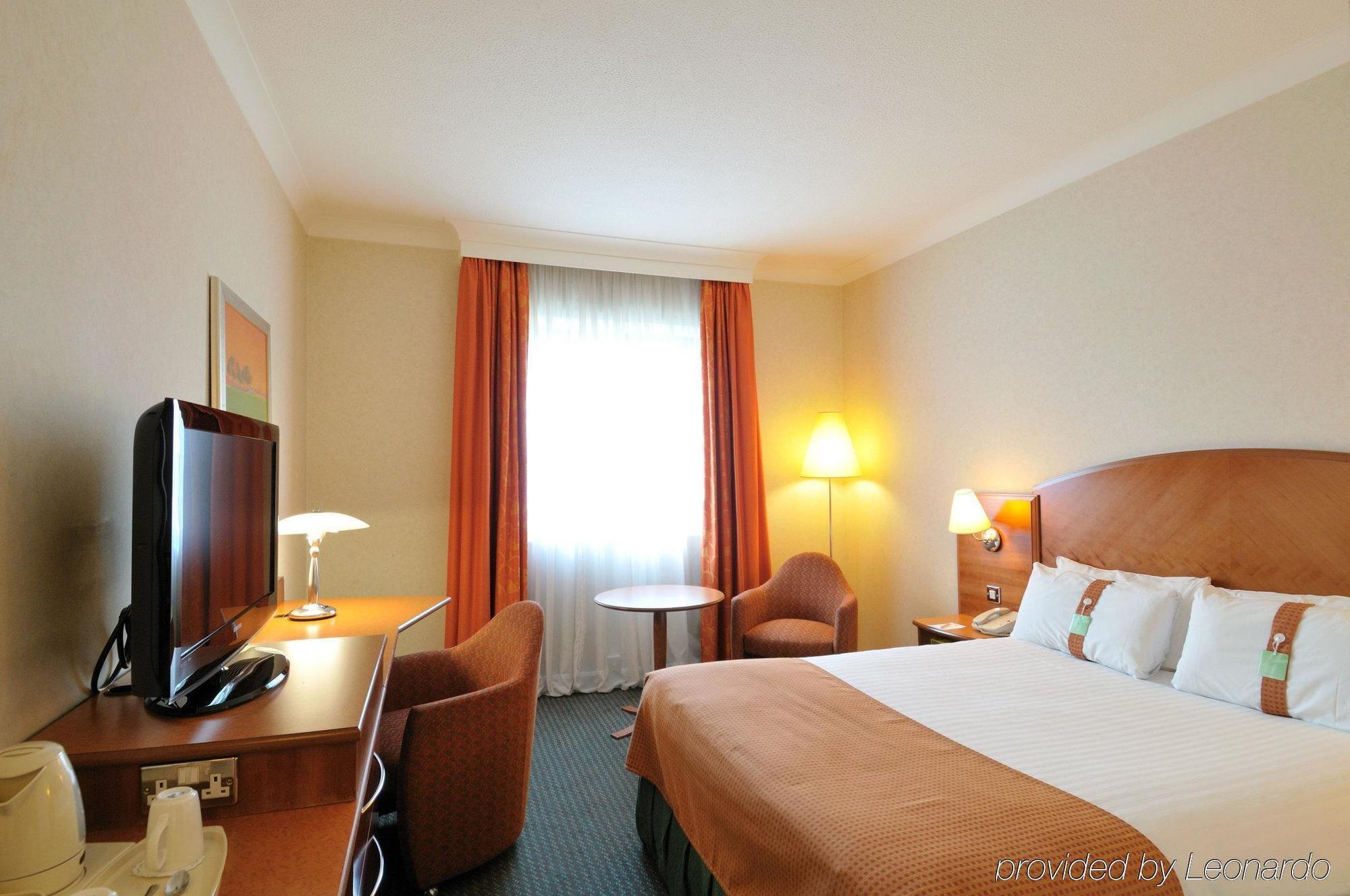Doubletree By Hilton Woking Hotel Kamer foto