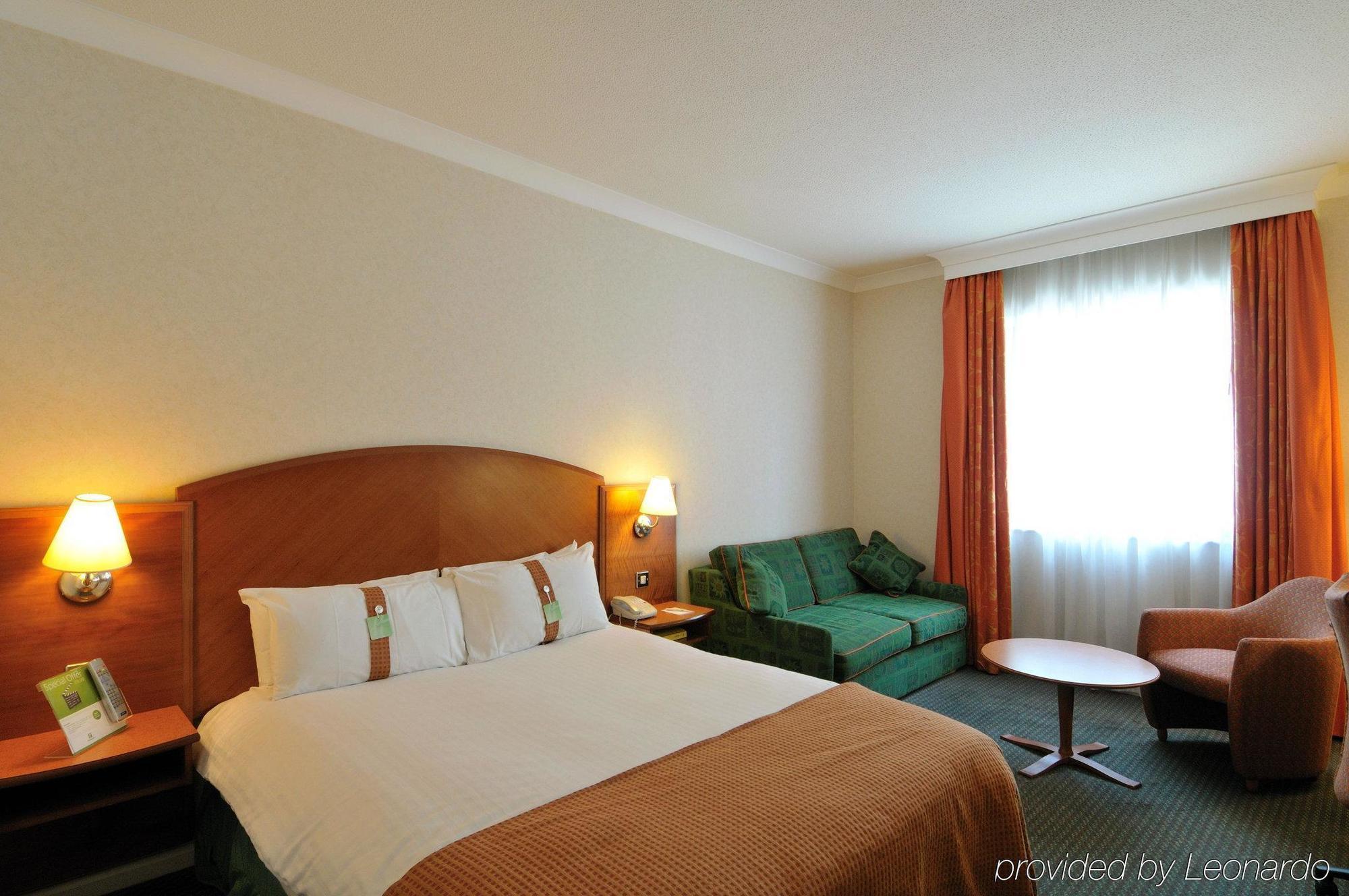 Doubletree By Hilton Woking Hotel Buitenkant foto