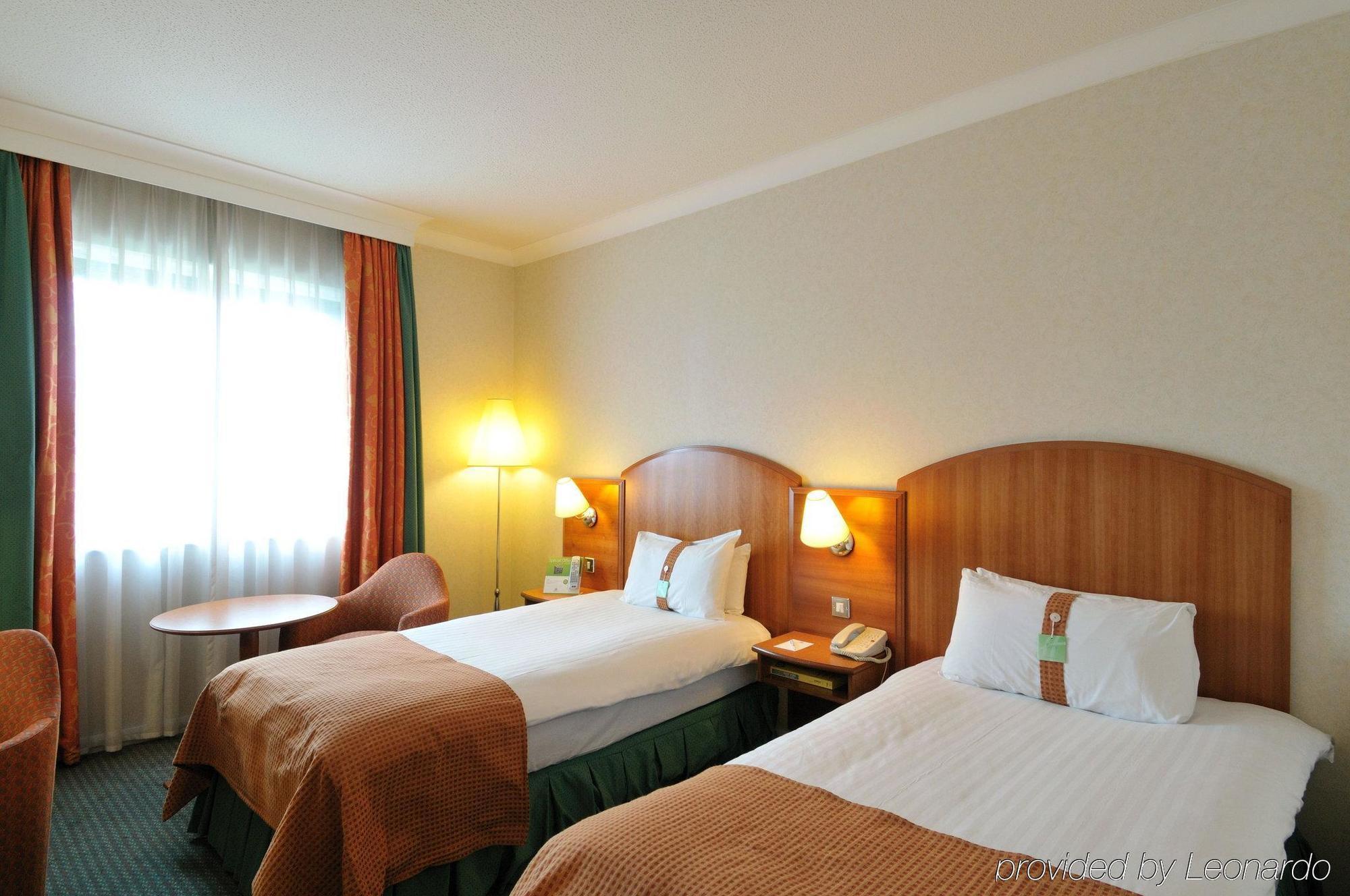 Doubletree By Hilton Woking Hotel Buitenkant foto
