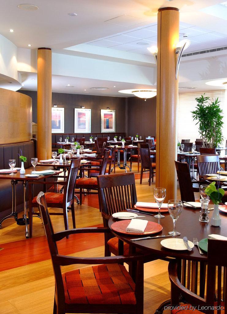 Doubletree By Hilton Woking Hotel Restaurant foto