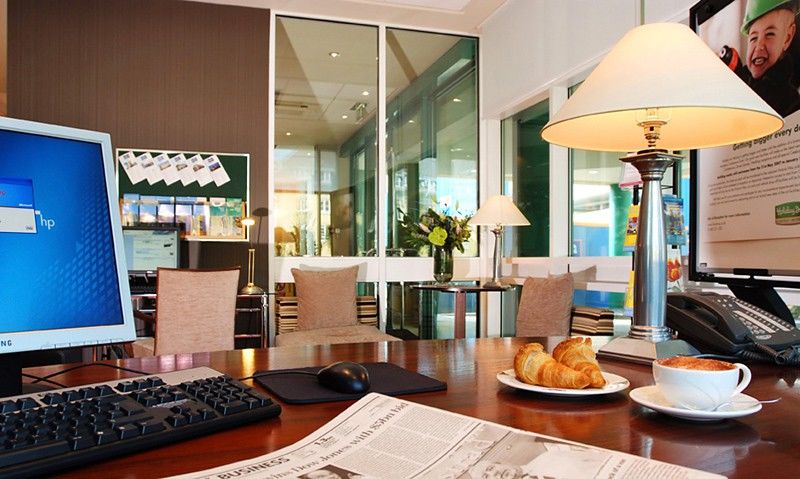 Doubletree By Hilton Woking Hotel Buitenkant foto